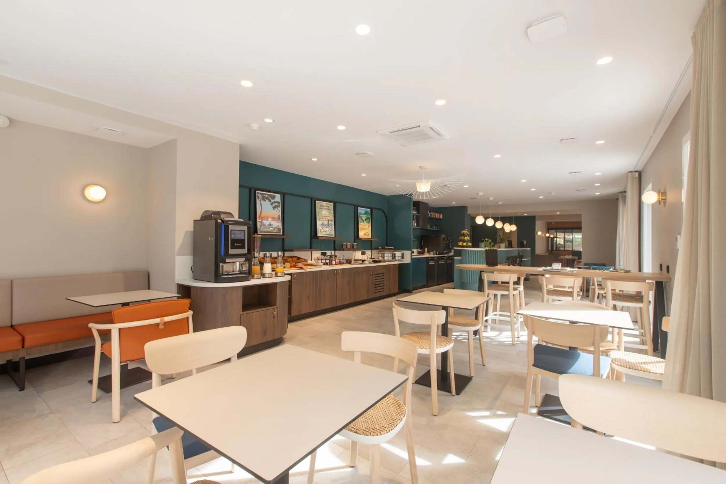 Lounge or bar in Logis Hôtel de Port d'Alon - St Cyr sur Mer