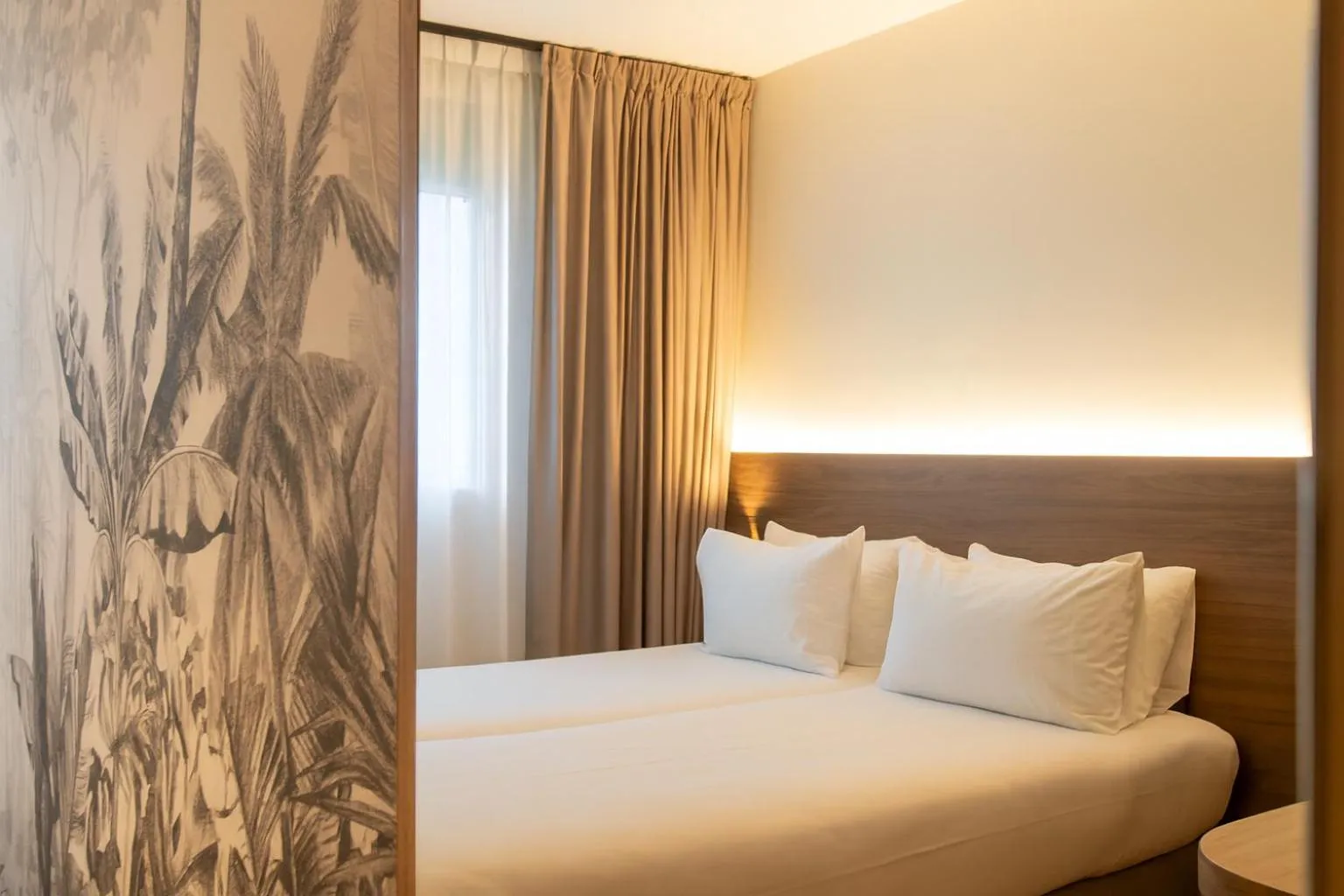 Bedroom, Bed in Logis Hôtel de Port d'Alon - St Cyr sur Mer