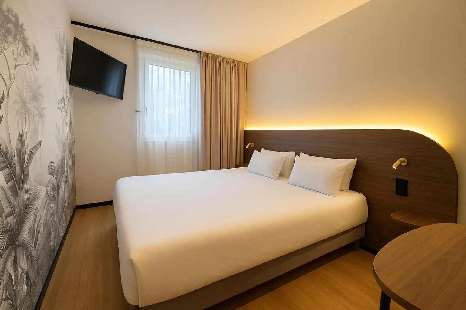 Bed in Logis Hôtel de Port d'Alon - St Cyr sur Mer