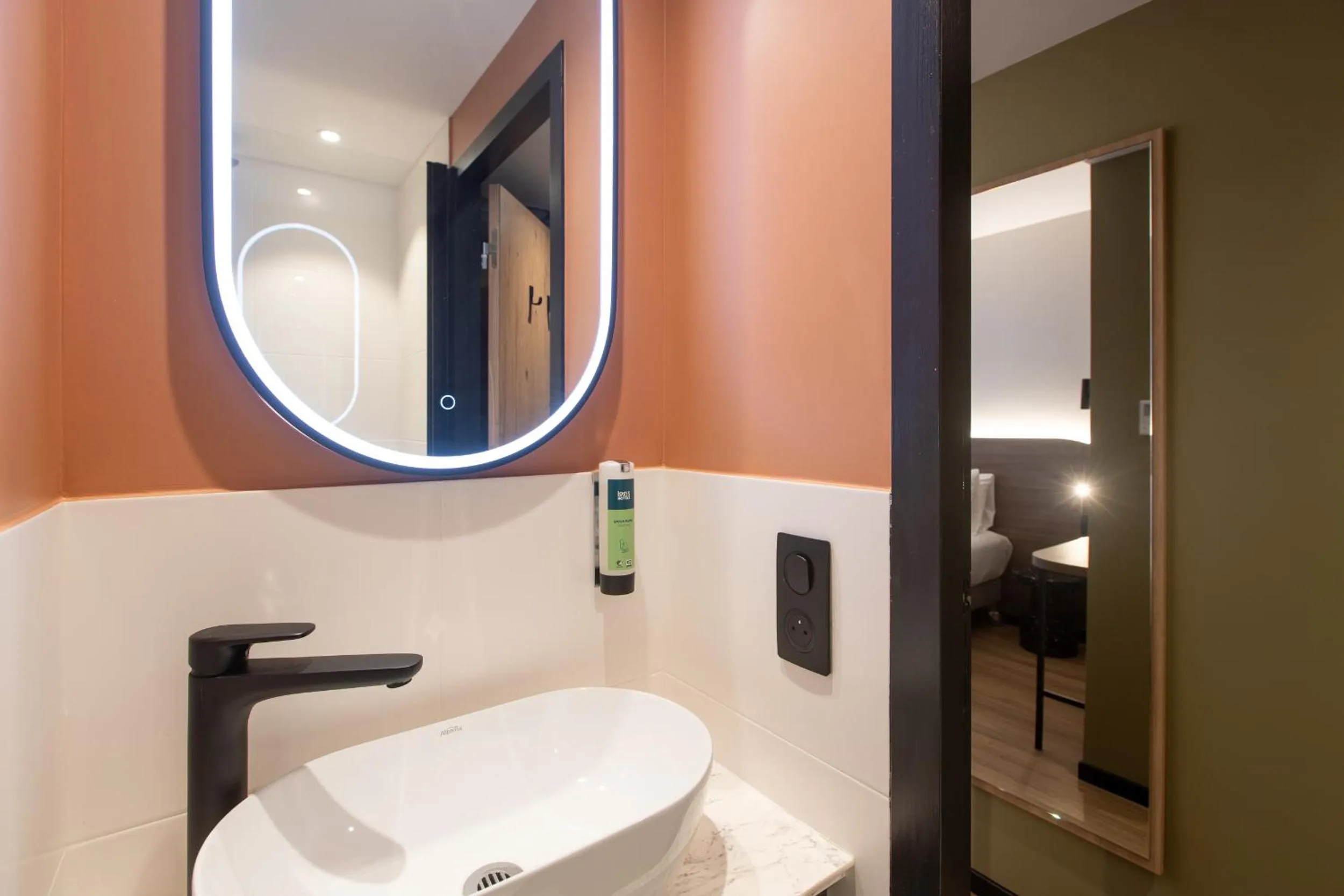 Bathroom in Logis Hôtel de Port d'Alon - St Cyr sur Mer