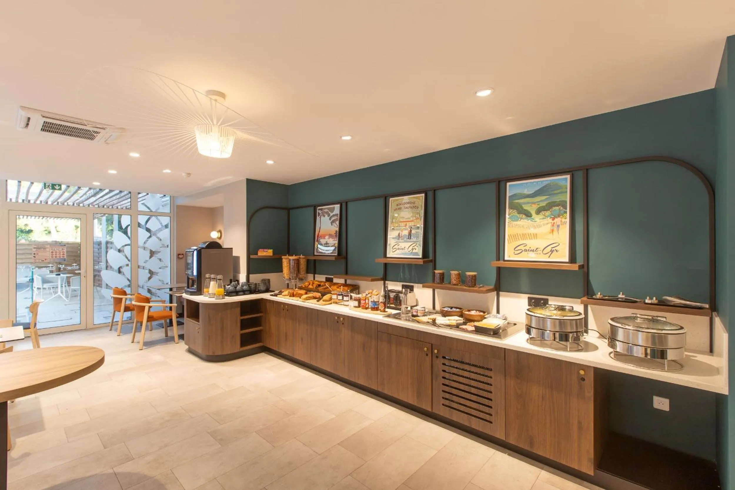 Buffet breakfast in Logis Hôtel de Port d'Alon - St Cyr sur Mer