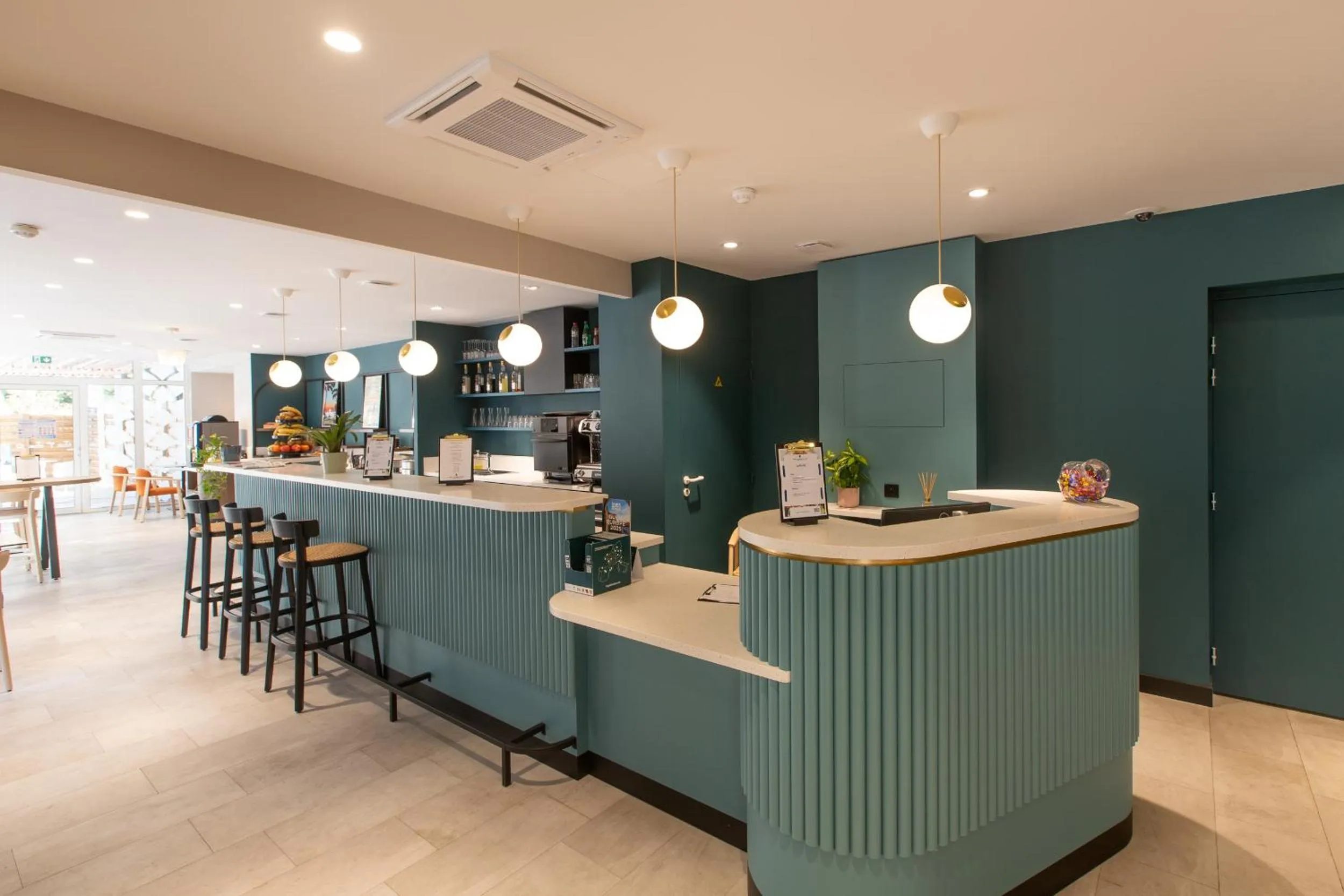 Lobby or reception in Logis Hôtel de Port d'Alon - St Cyr sur Mer