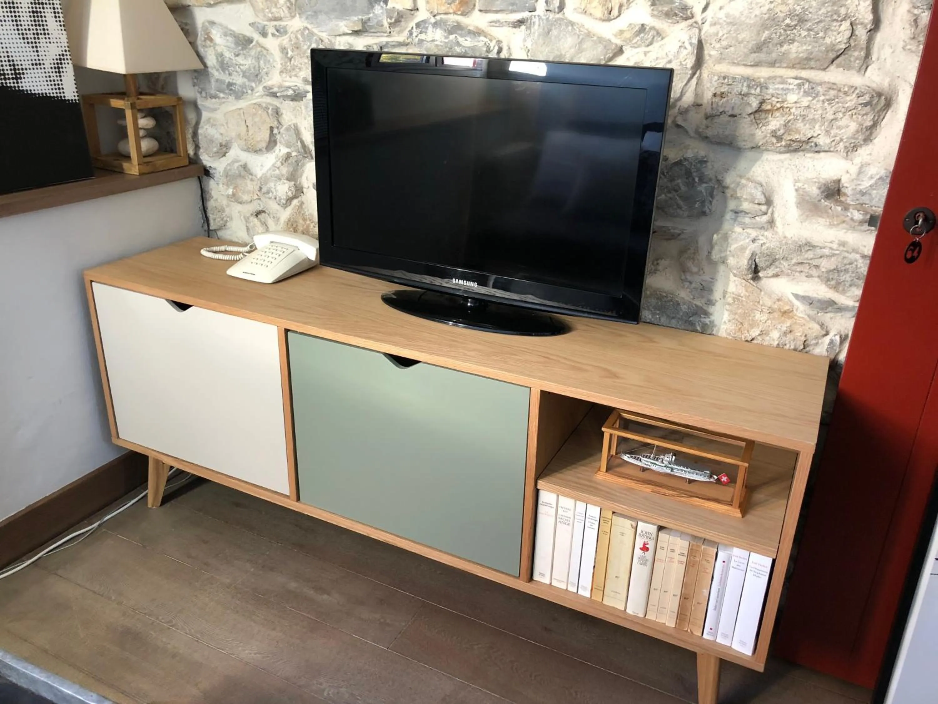 Communal lounge/ TV room in La ferme d'Ika