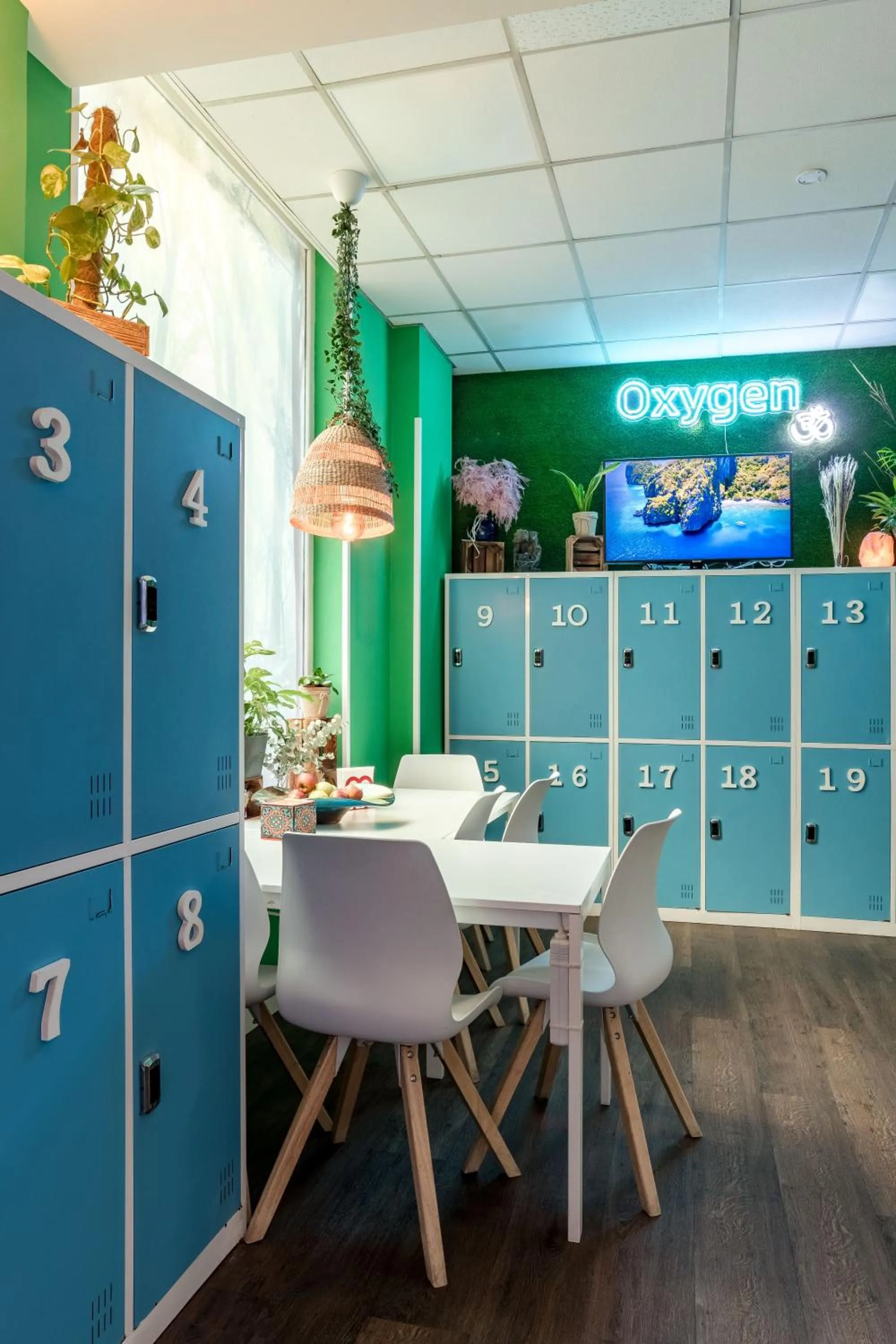 Dining area in OXYGEN HOSTEL Capsula