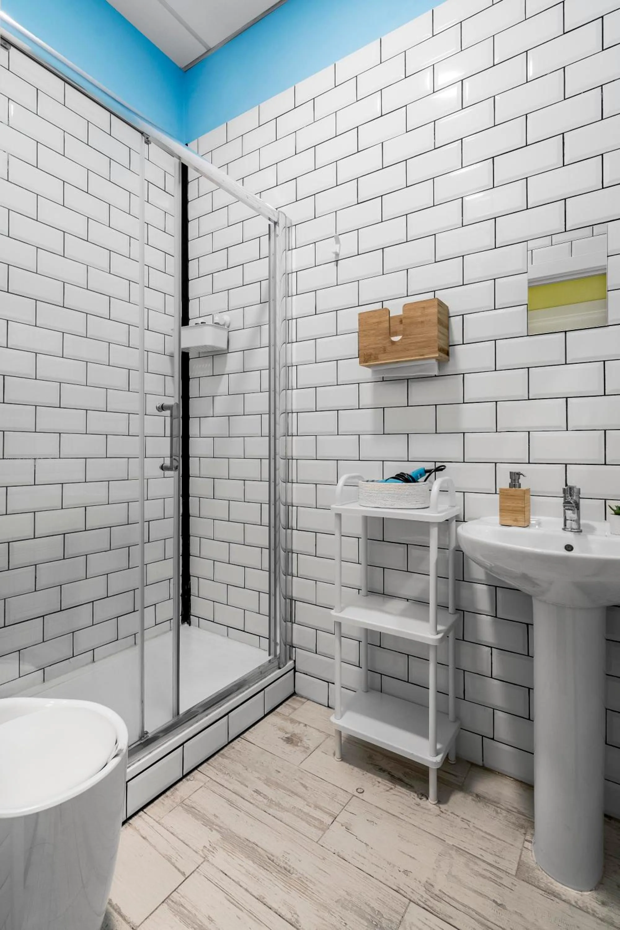 Shower in OXYGEN HOSTEL Capsula