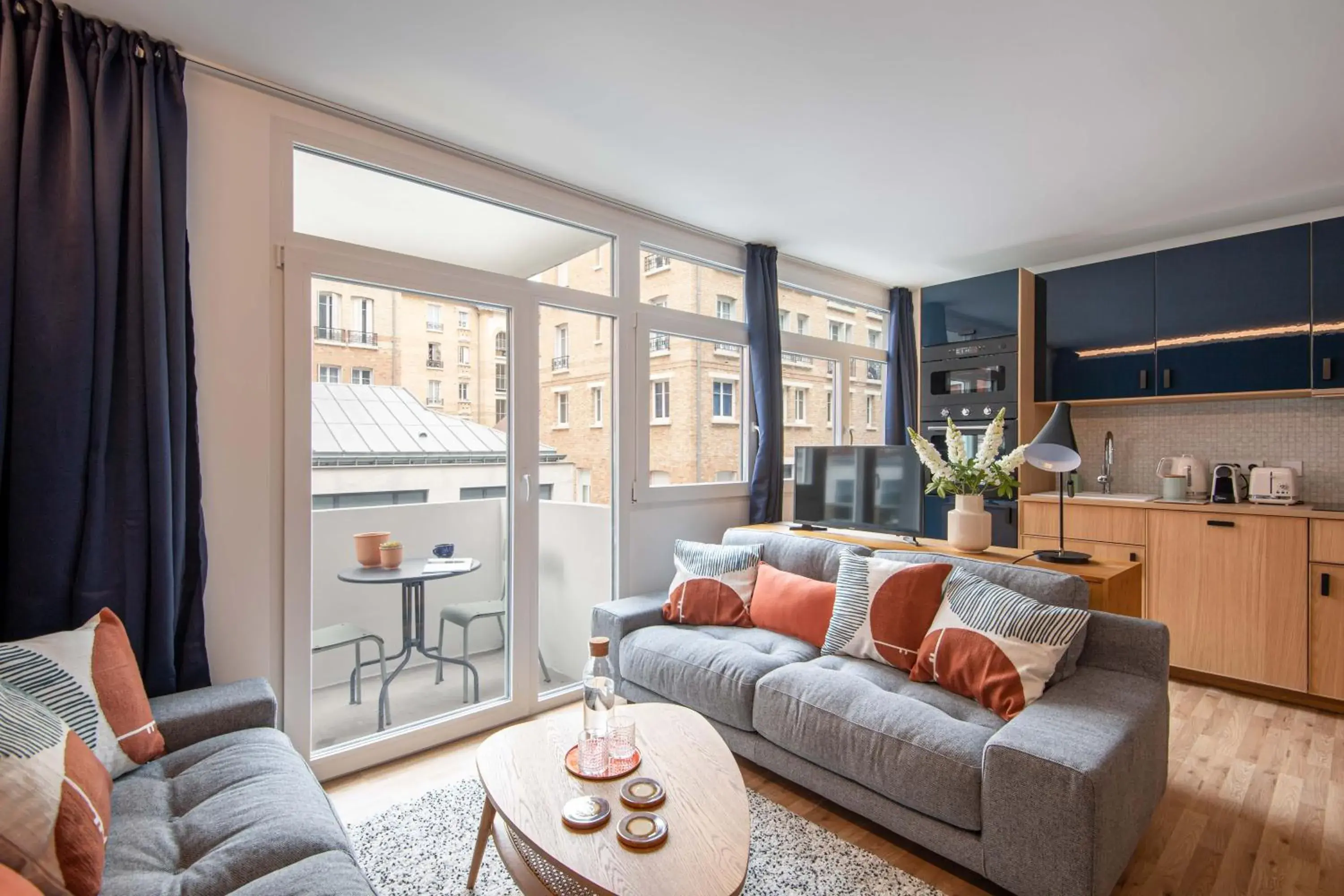 NEW - Appt style le Corbusier avec Balcon - 8 pers NEW - Appt style le Corbusier avec Balcon - 8 pers