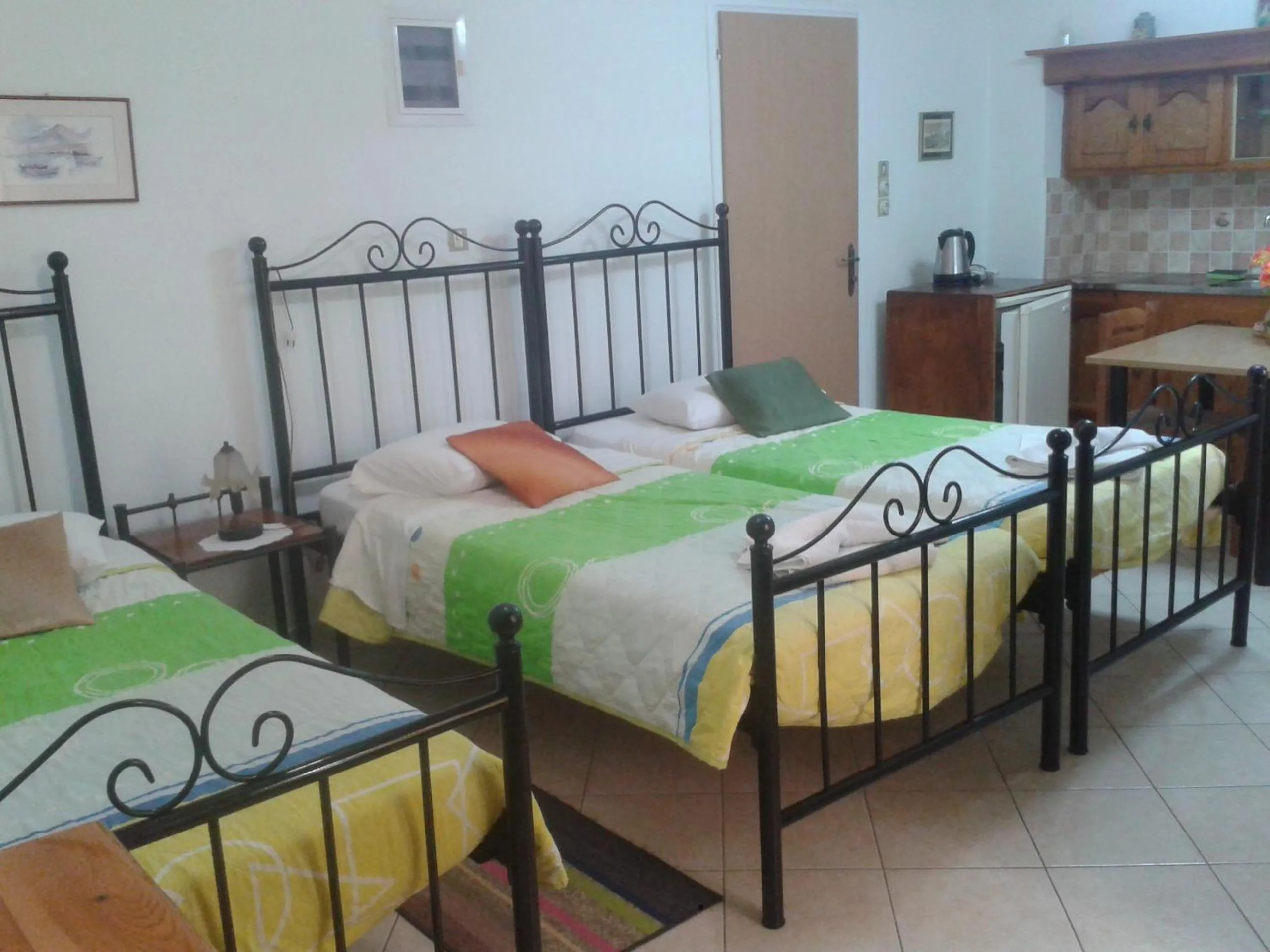 Bed in HERMOUPOLI ROOMS