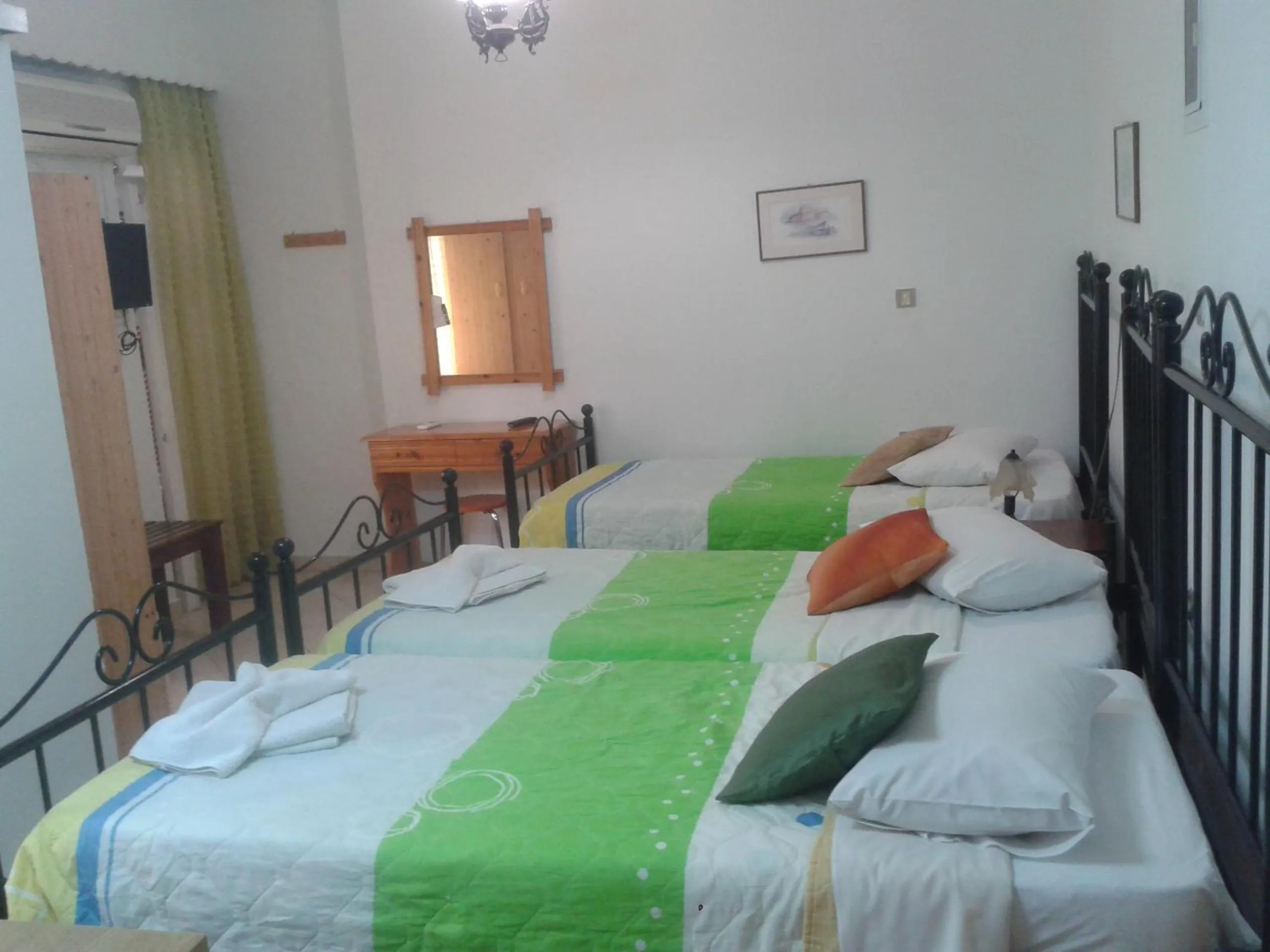 Bed in HERMOUPOLI ROOMS
