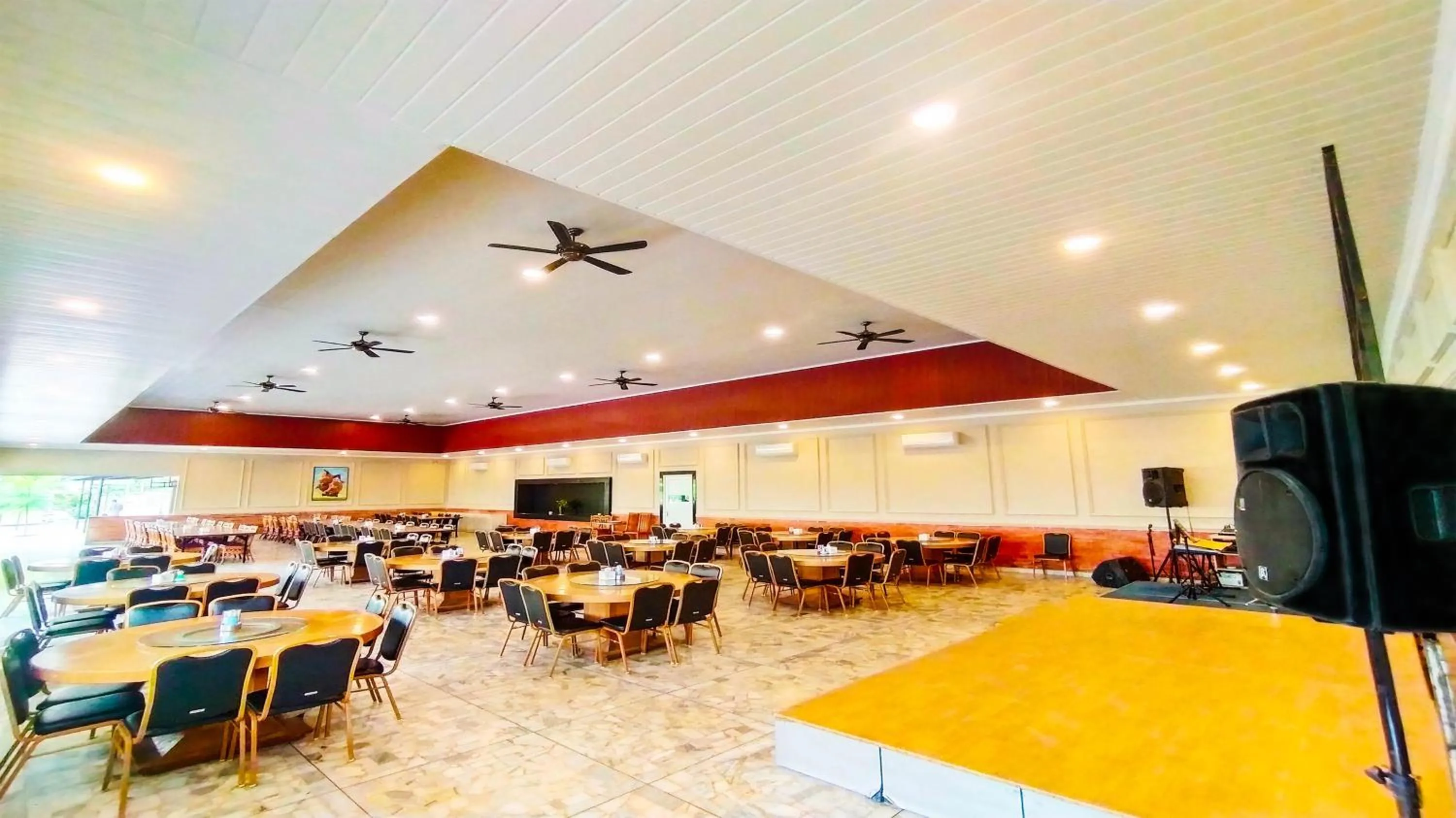 Restaurant/places to eat in Kuraya Hotel Residence