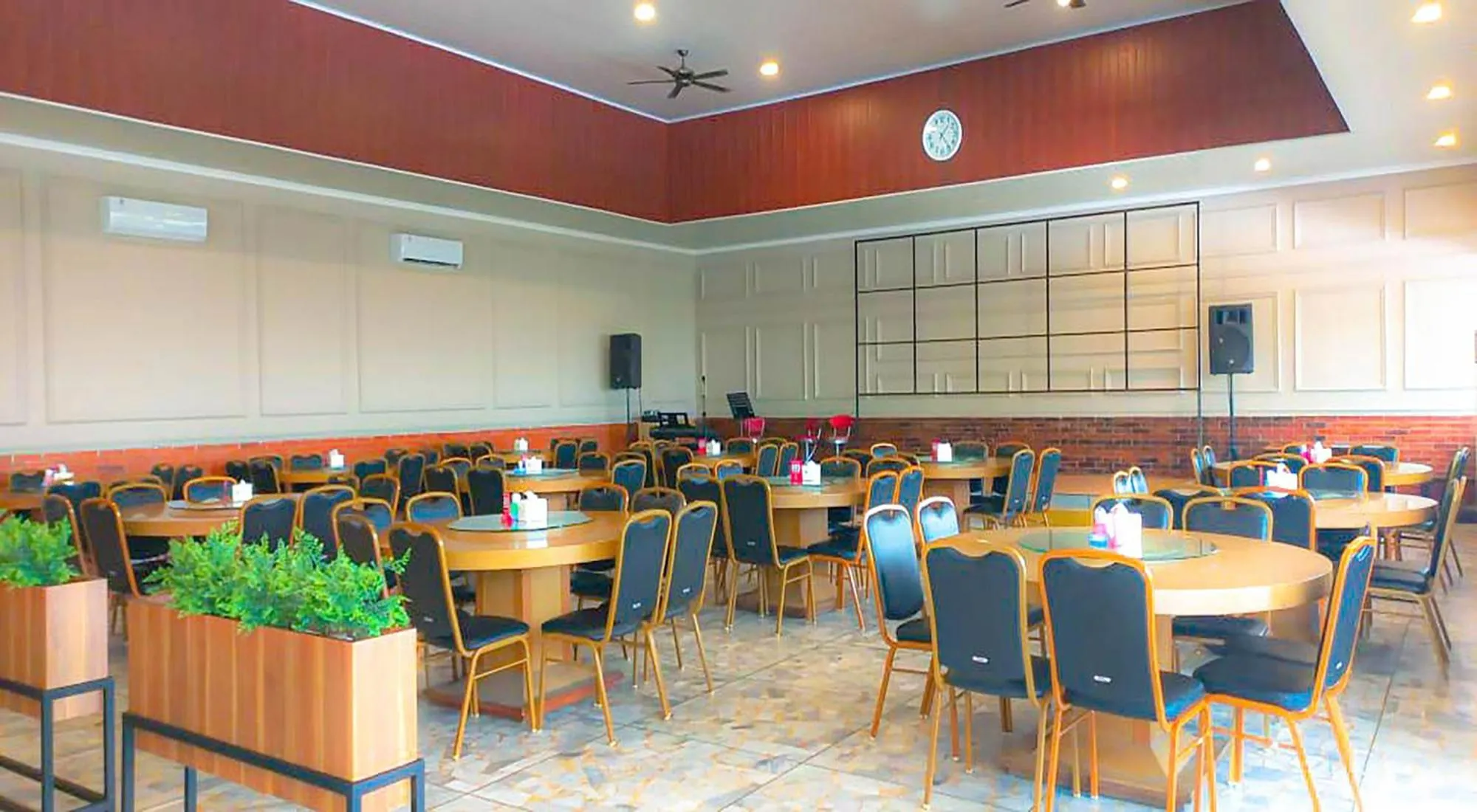 Restaurant/places to eat in Kuraya Hotel Residence
