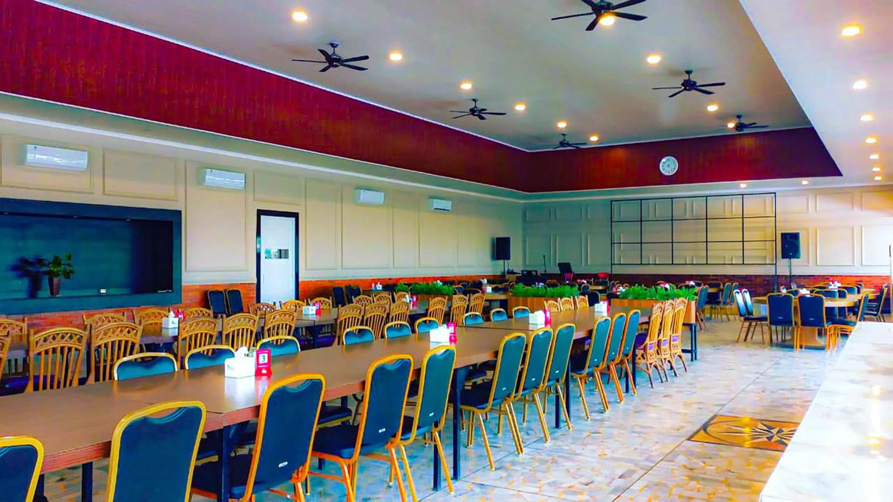 Restaurant/places to eat in Kuraya Hotel Residence