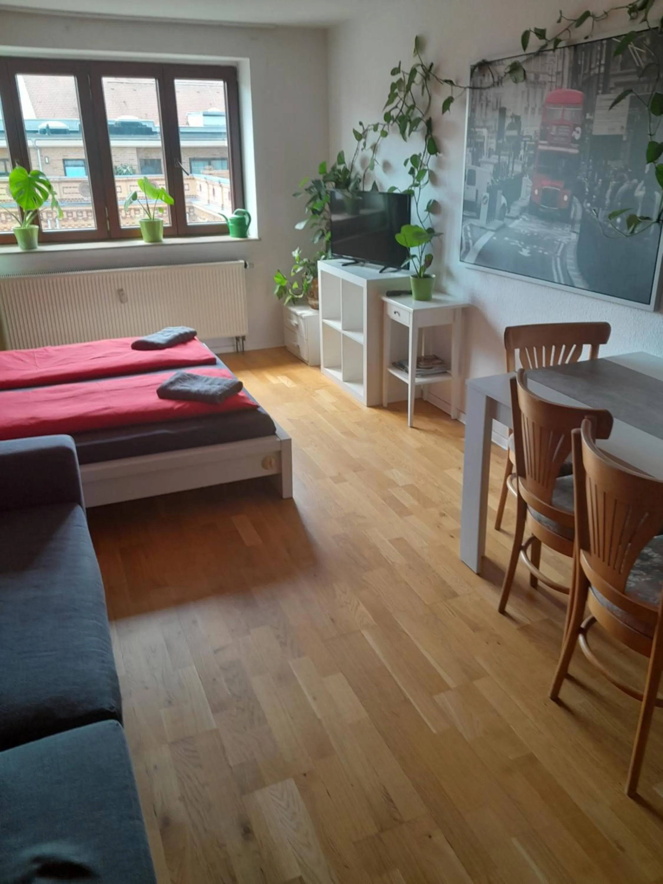 Seating area, Bed in Gwuni B&B