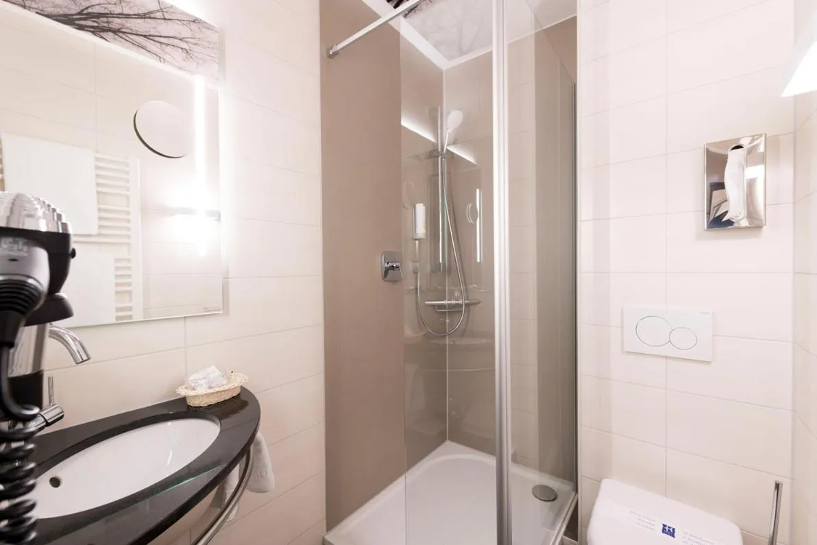 Shower in Hotel Bachmühle