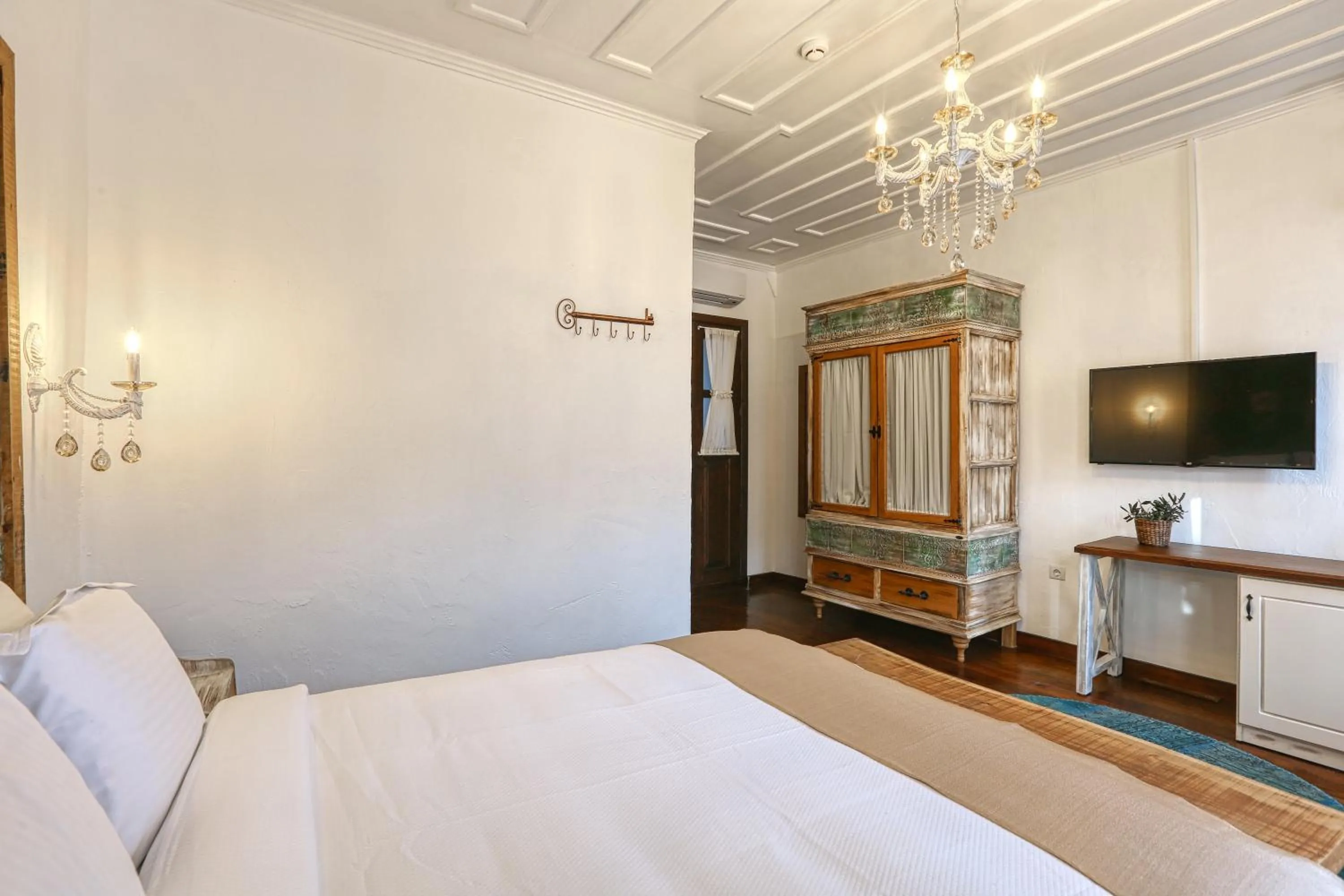 Photo of the whole room, Bed in Trilye Bay C Konak