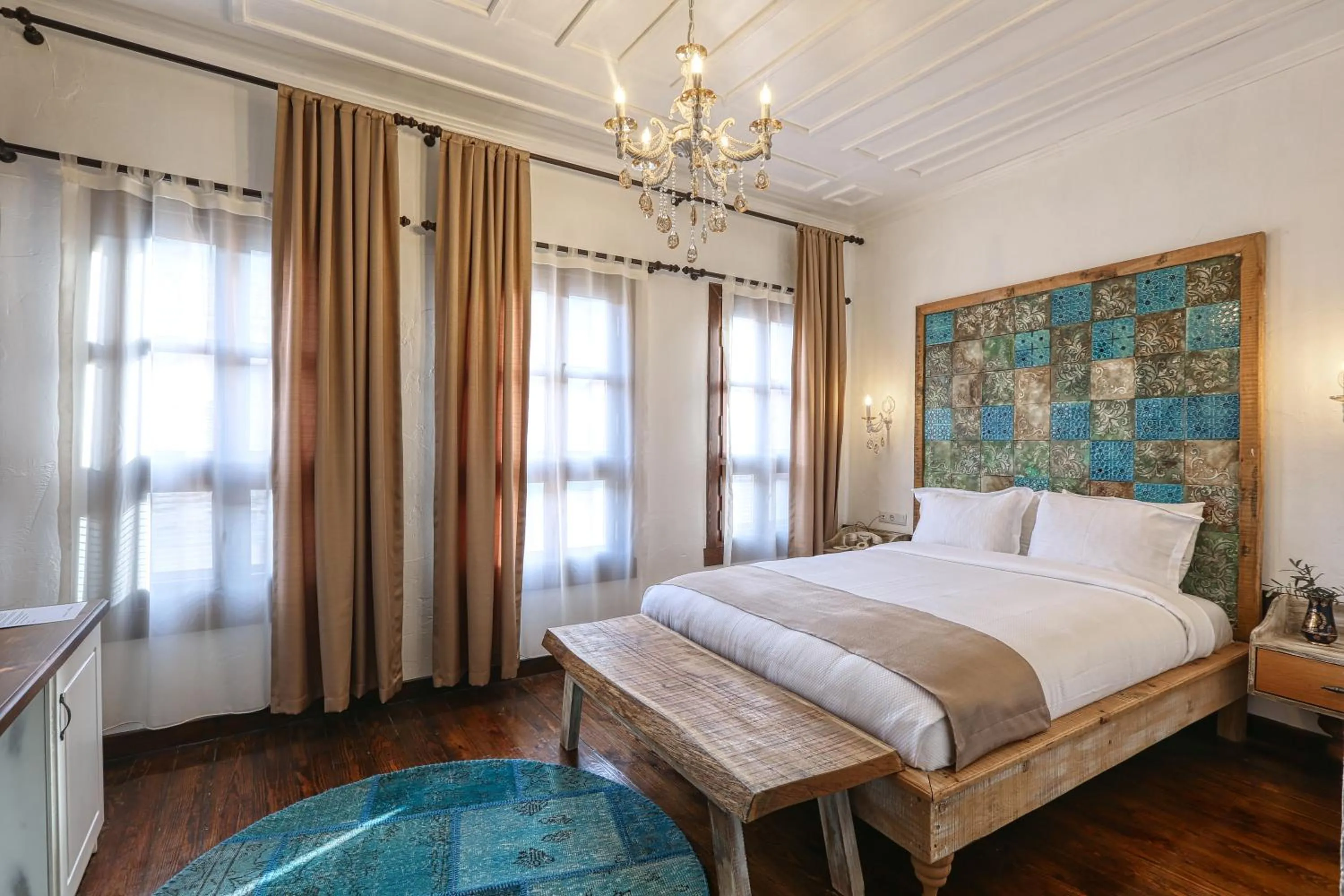 Photo of the whole room, Bed in Trilye Bay C Konak