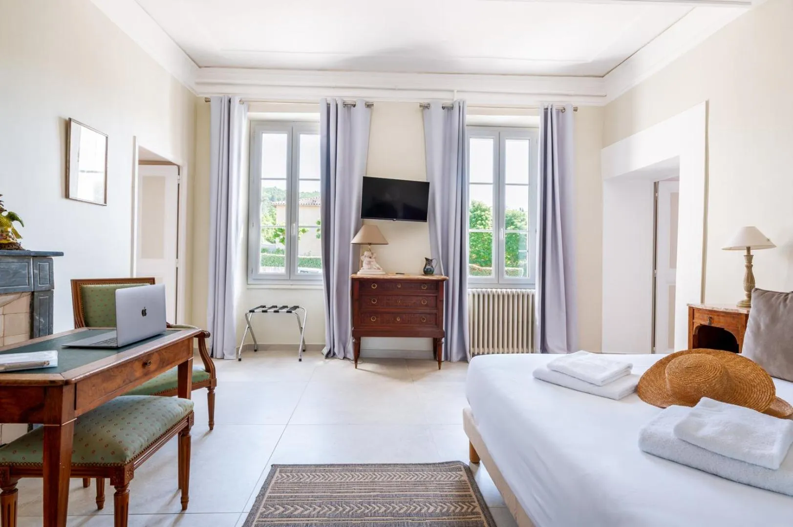 View (from property/room), Bed in Hôtel & SPA Ventoux Provence "Domaine des Tilleuls"