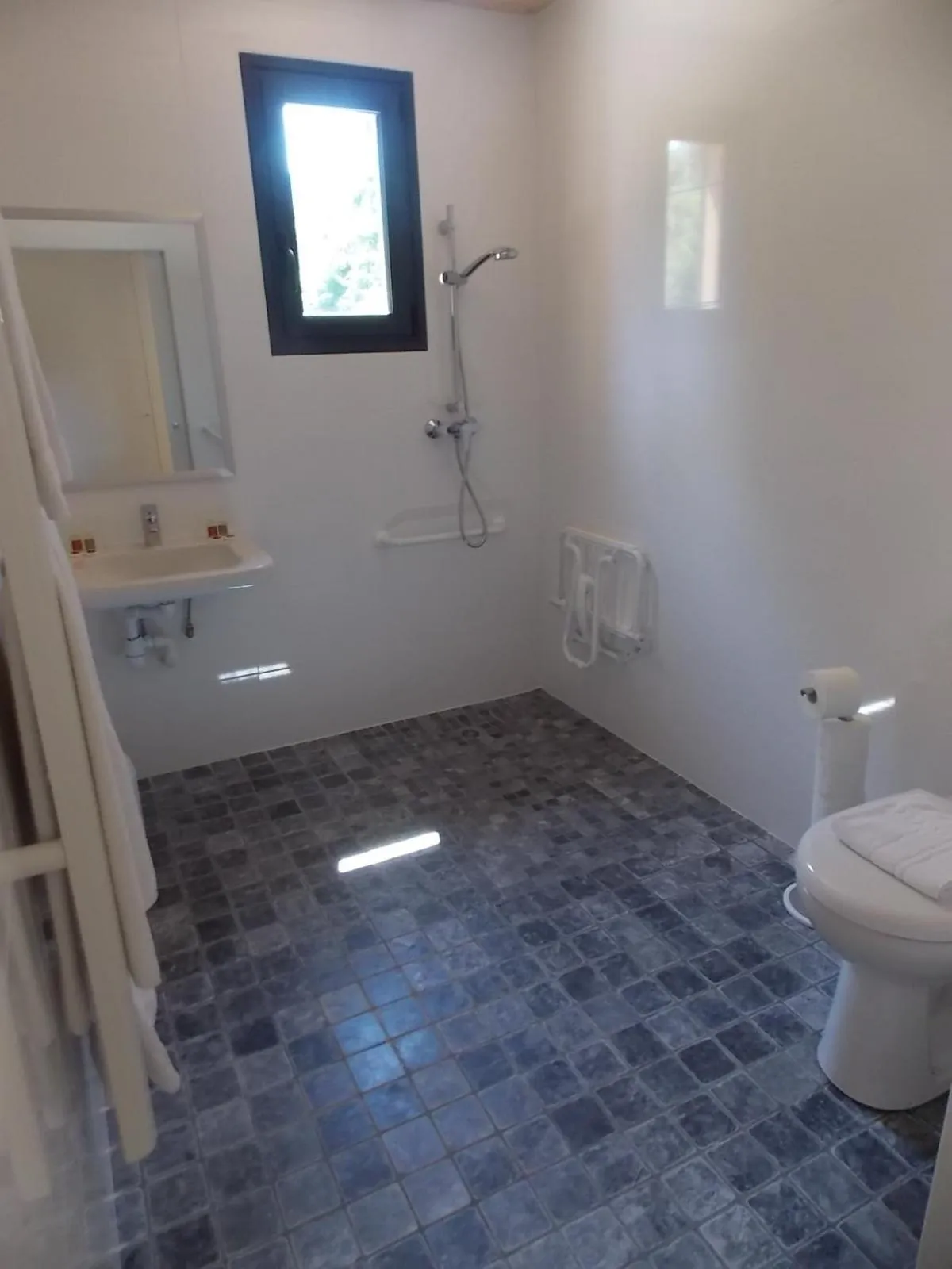 Bathroom in Hôtel & SPA Ventoux Provence "Domaine des Tilleuls"