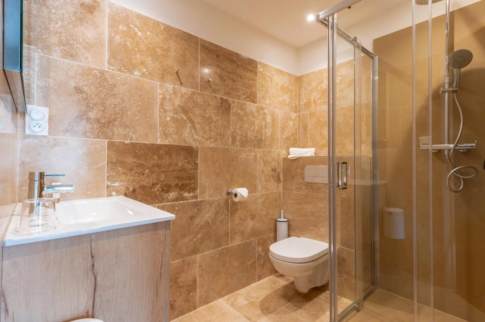 Bathroom in Hôtel & SPA Ventoux Provence "Domaine des Tilleuls"