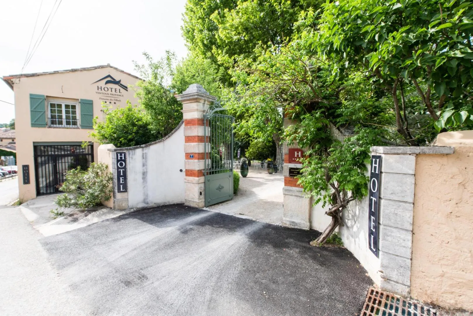 Property building in Hôtel & SPA Ventoux Provence "Domaine des Tilleuls"