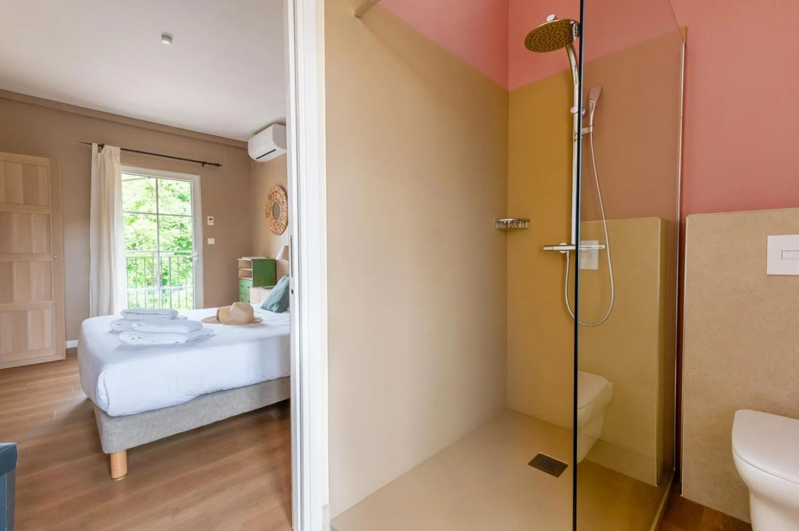 Bathroom, Bed in Hôtel & SPA Ventoux Provence "Domaine des Tilleuls"