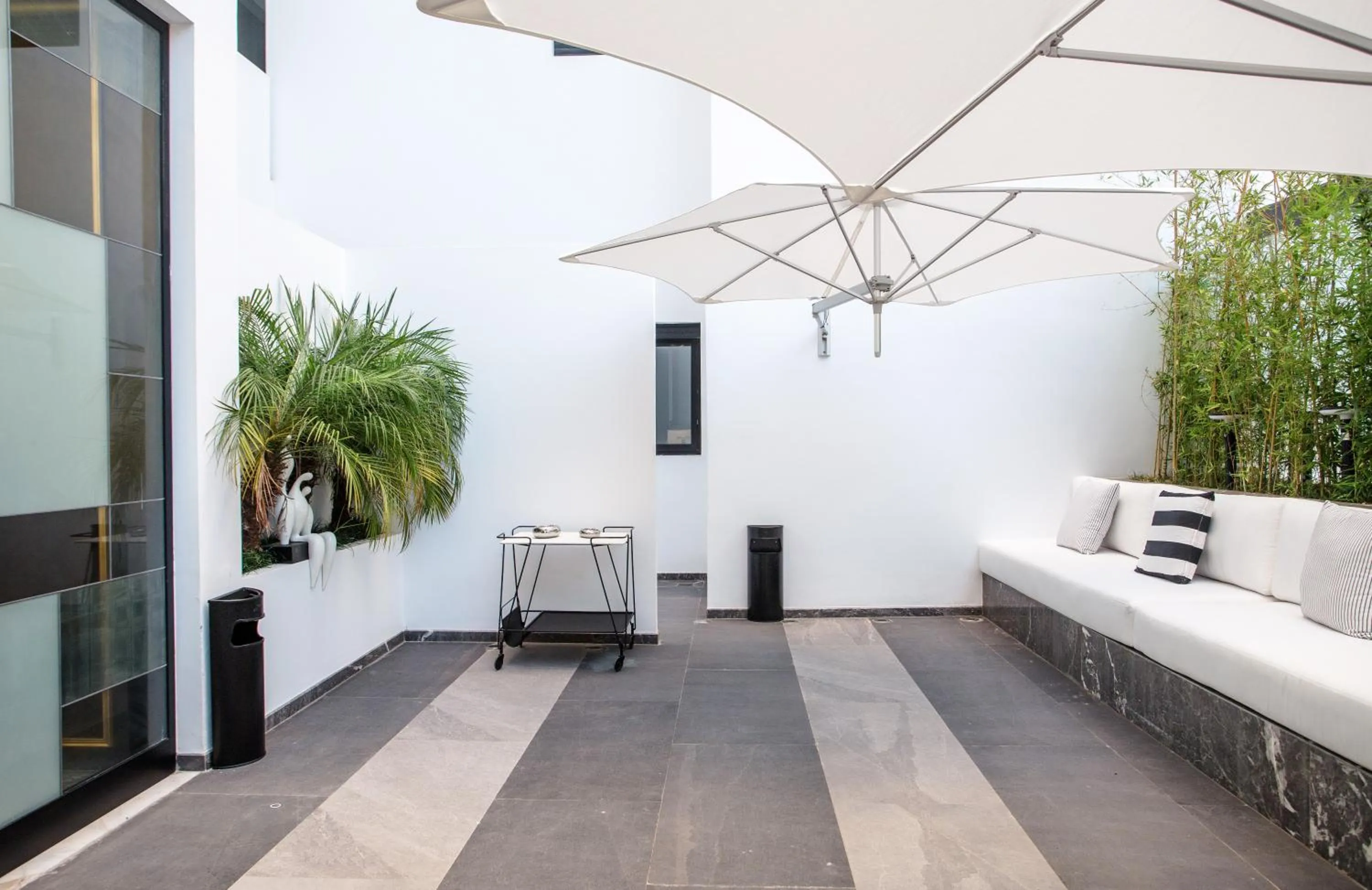 Balcony/Terrace, Bed in Makass Appart Hotel