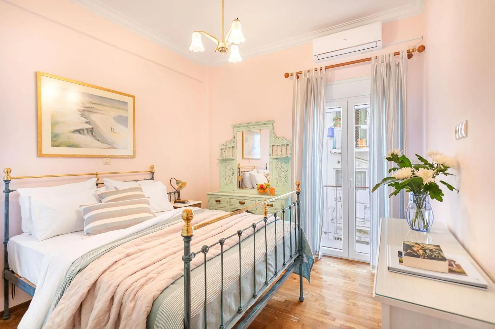 Bright, Calming Retreat With a Balcony Near Metro!