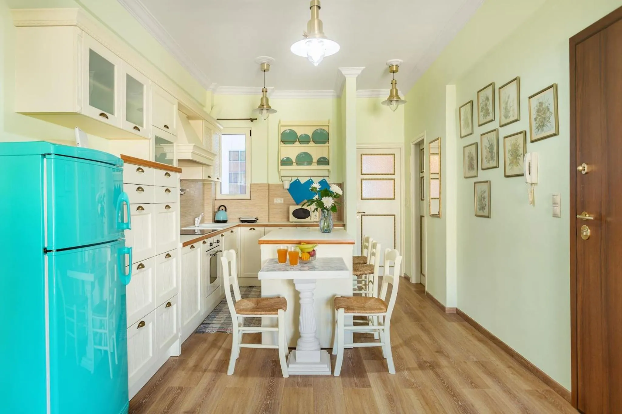 Bright, Calming Retreat With a Balcony Near Metro!