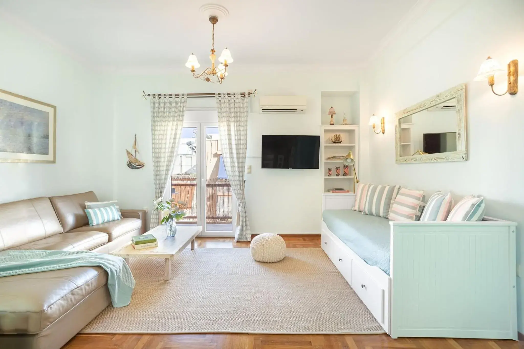 Bright, Calming Retreat With a Balcony Near Metro! Bright, Calming Retreat With a Balcony Near Metro!