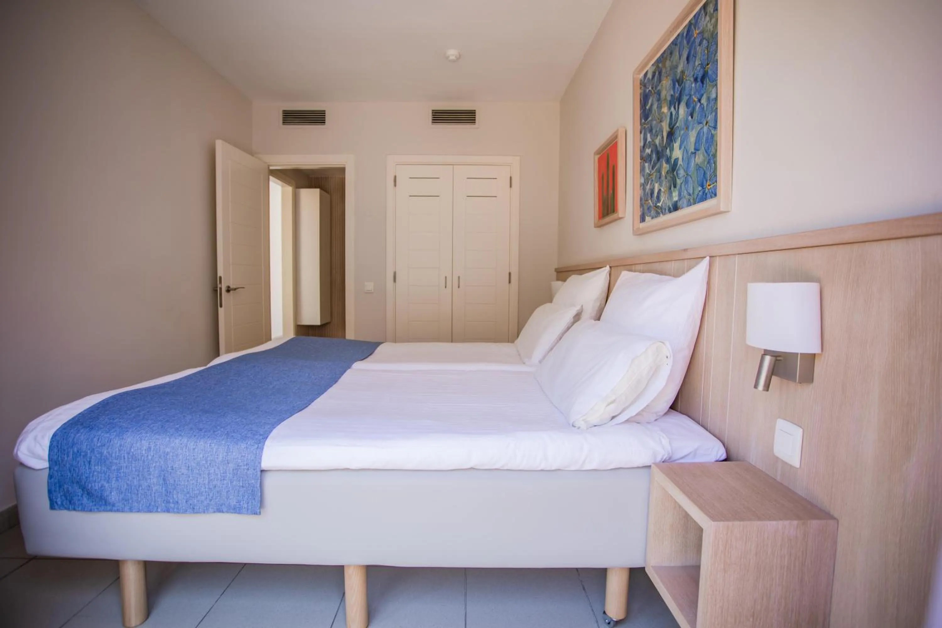 Photo of the whole room, Bed in Caybeach Meloneras