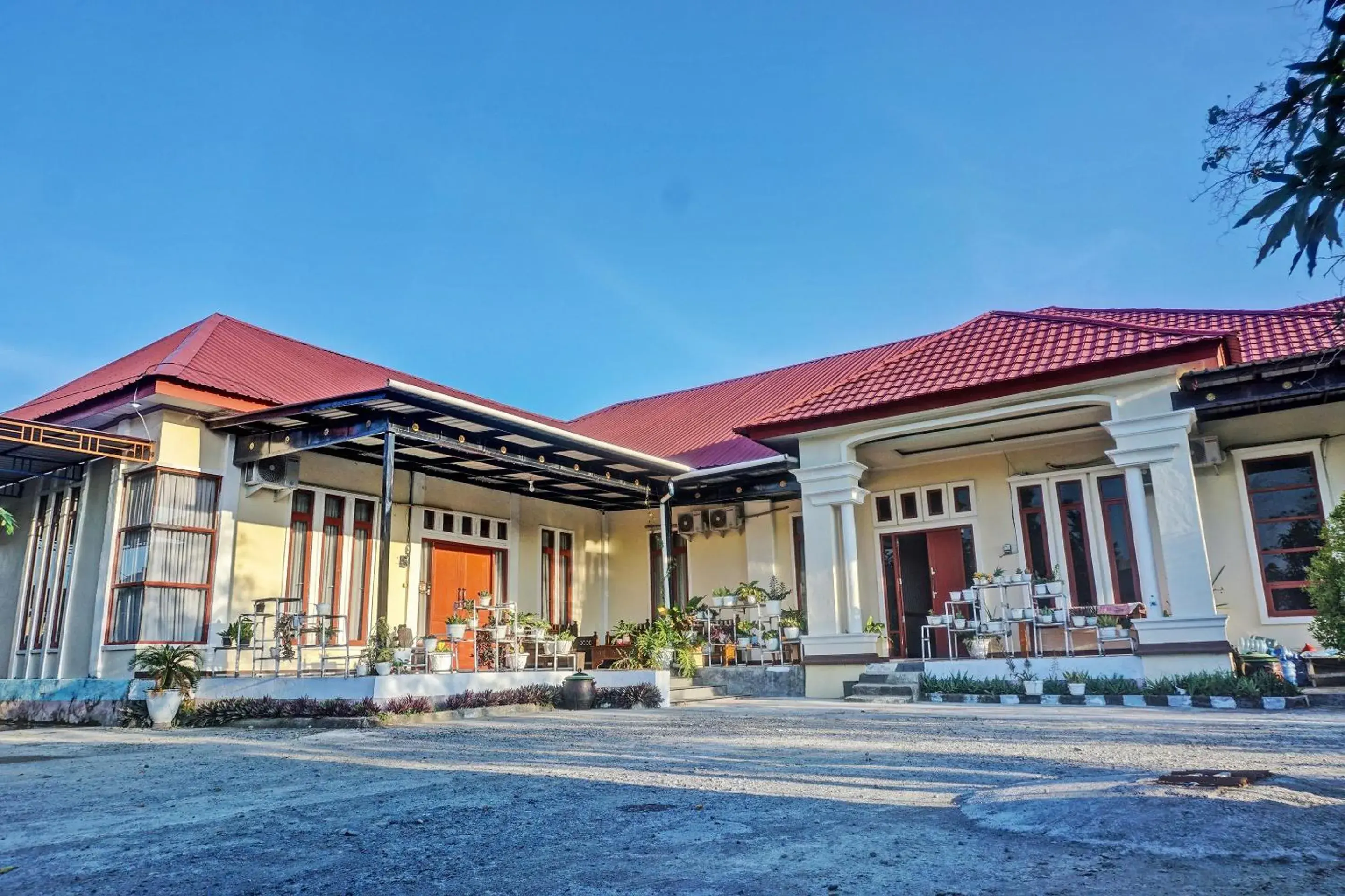 Facade/entrance in Collection O 91488 Hotel Lingkarsut Jeneponto Near Patung kuda, Jeneponto Facade/entrance in Collection O 91488 Hotel Lingkarsut Jeneponto Near Patung kuda, Jeneponto