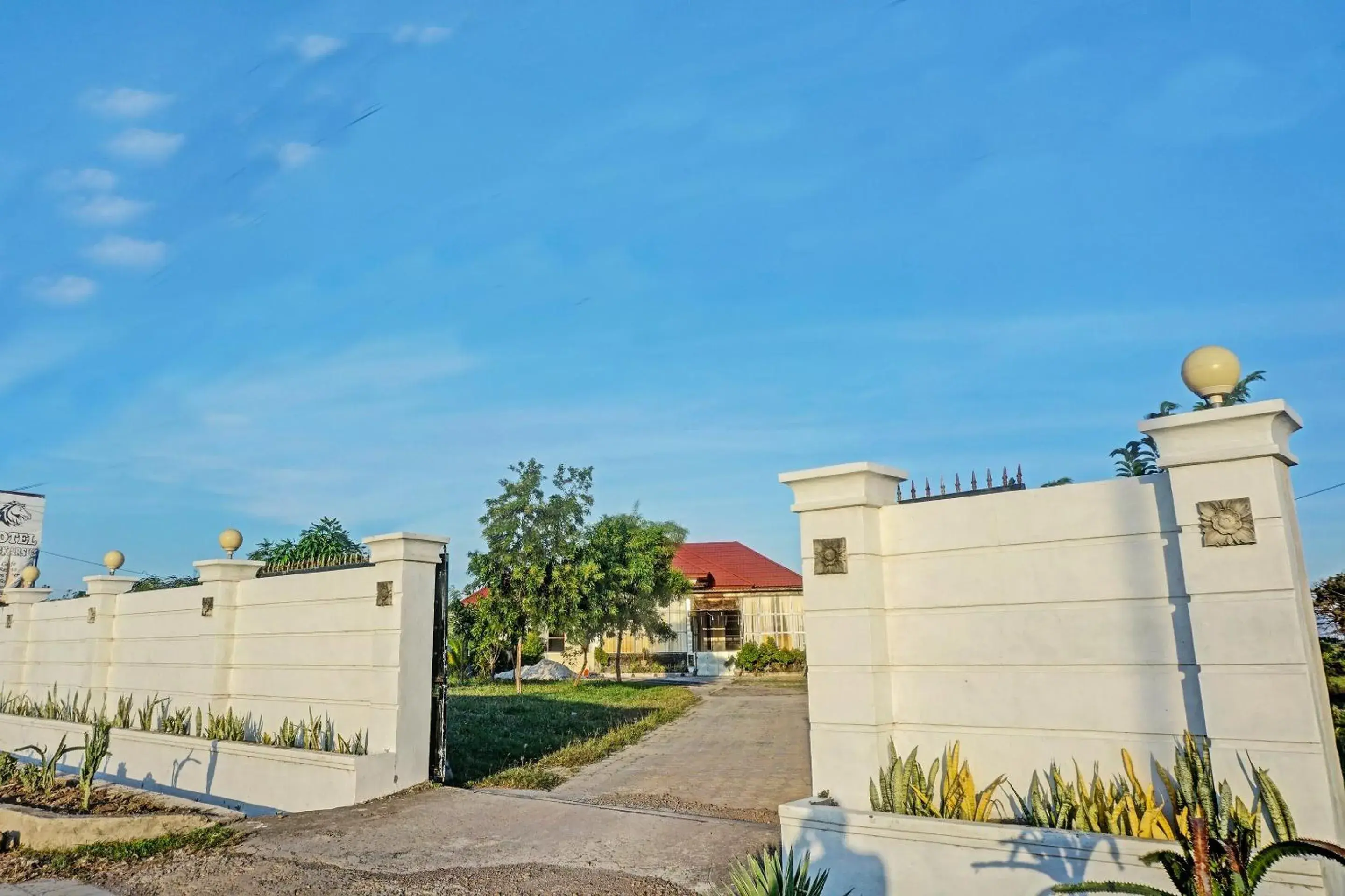 Facade/entrance in Collection O 91488 Hotel Lingkarsut Jeneponto Near Patung kuda, Jeneponto Facade/entrance in Collection O 91488 Hotel Lingkarsut Jeneponto Near Patung kuda, Jeneponto
