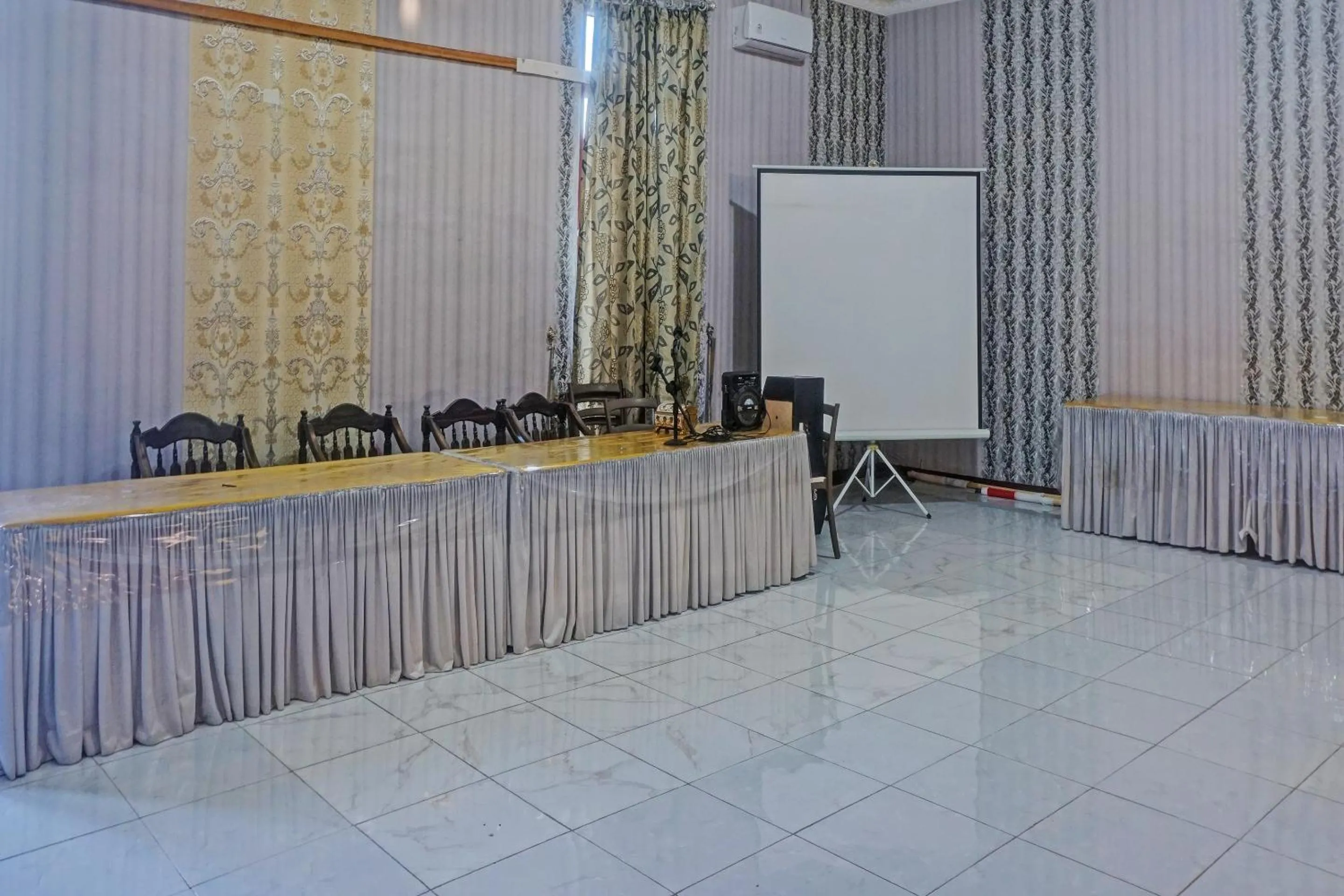 Lobby or reception in Collection O 91488 Hotel Lingkarsut Jeneponto Near Patung kuda, Jeneponto