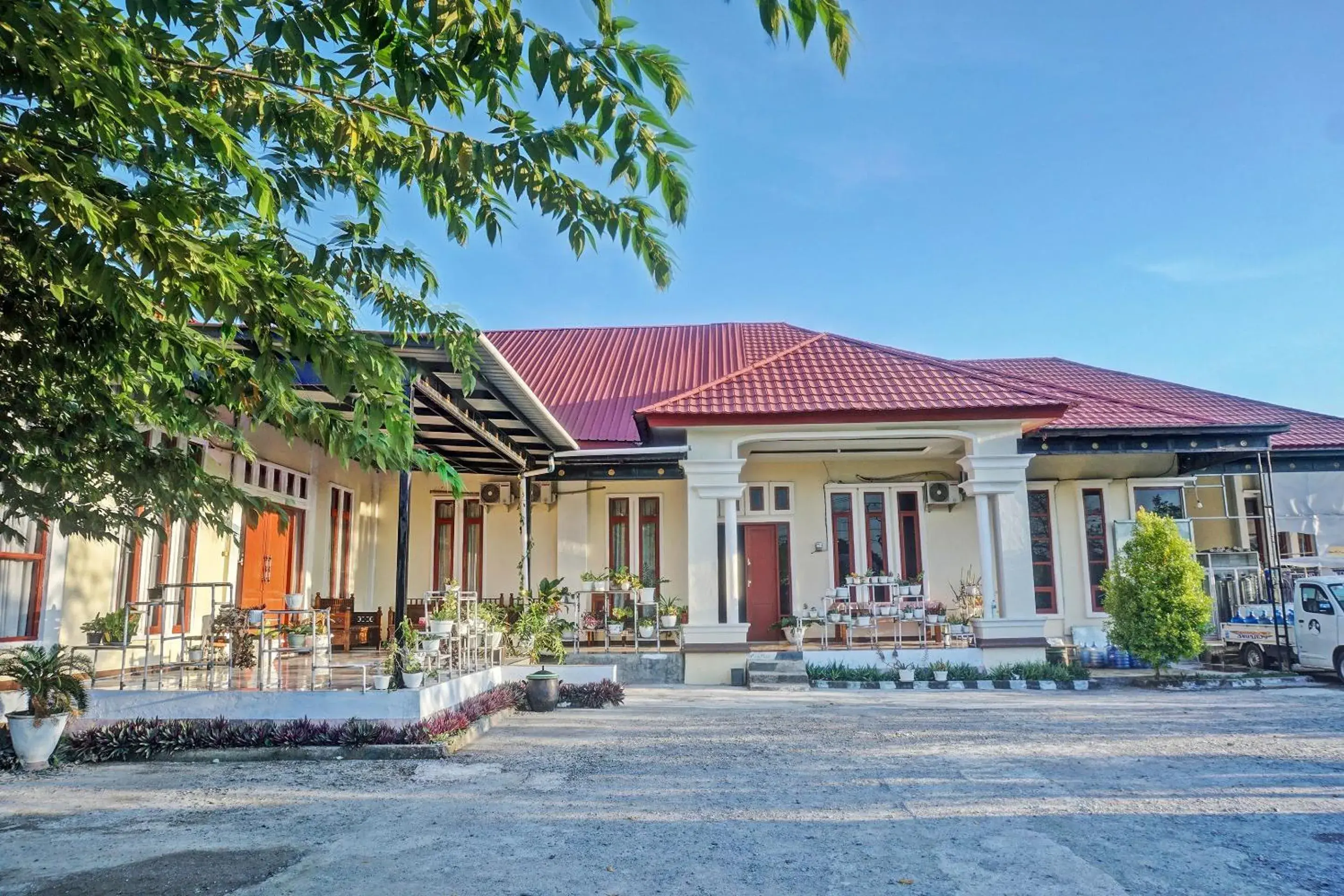 Facade/entrance in Collection O 91488 Hotel Lingkarsut Jeneponto Near Patung kuda, Jeneponto Facade/entrance in Collection O 91488 Hotel Lingkarsut Jeneponto Near Patung kuda, Jeneponto