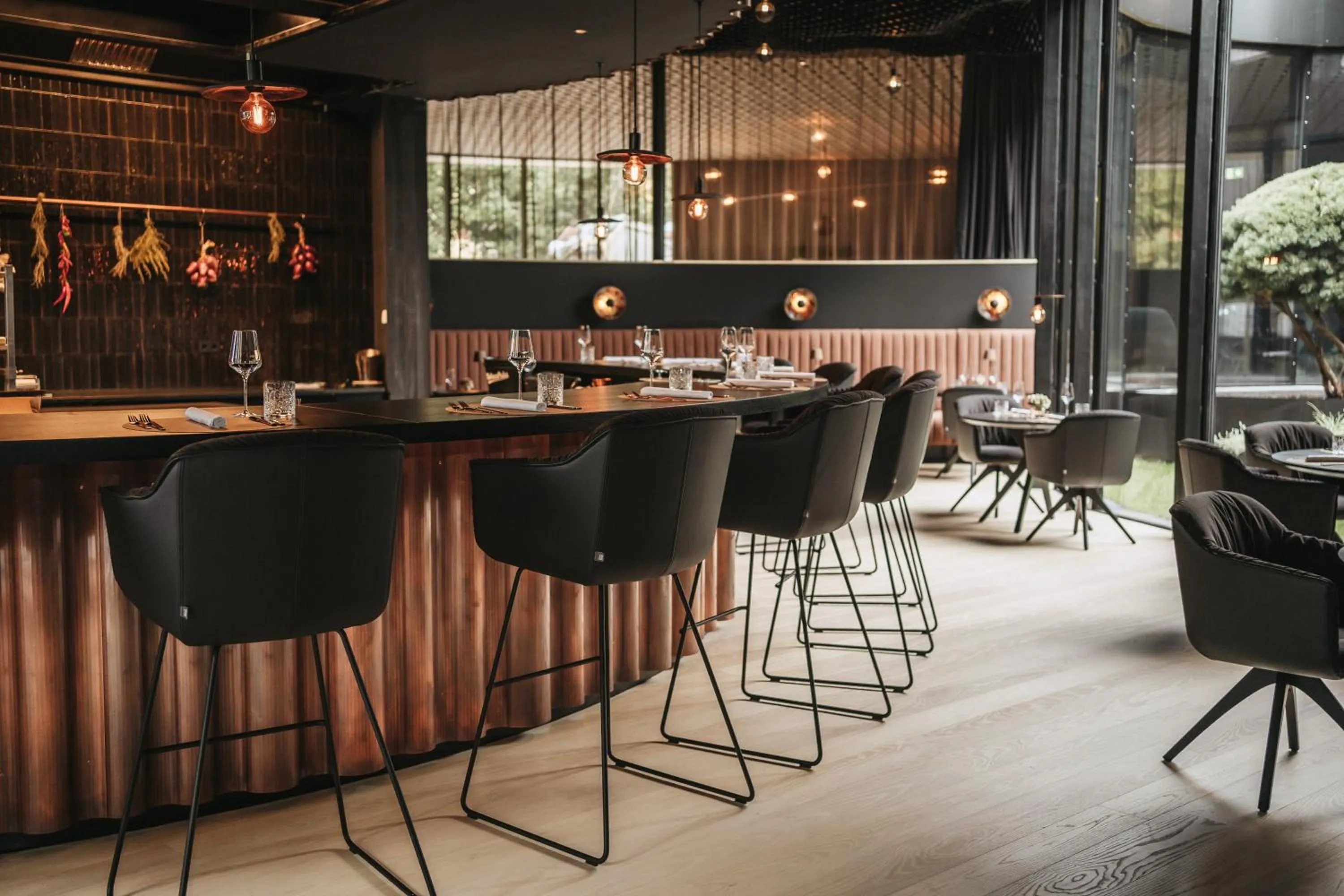 Restaurant/places to eat in Amrai Suites