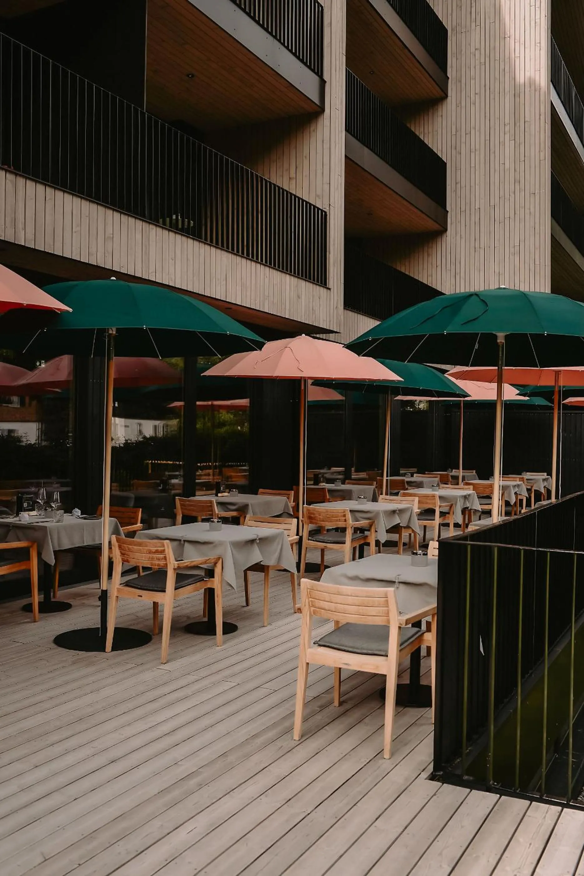 Restaurant/places to eat in Amrai Suites