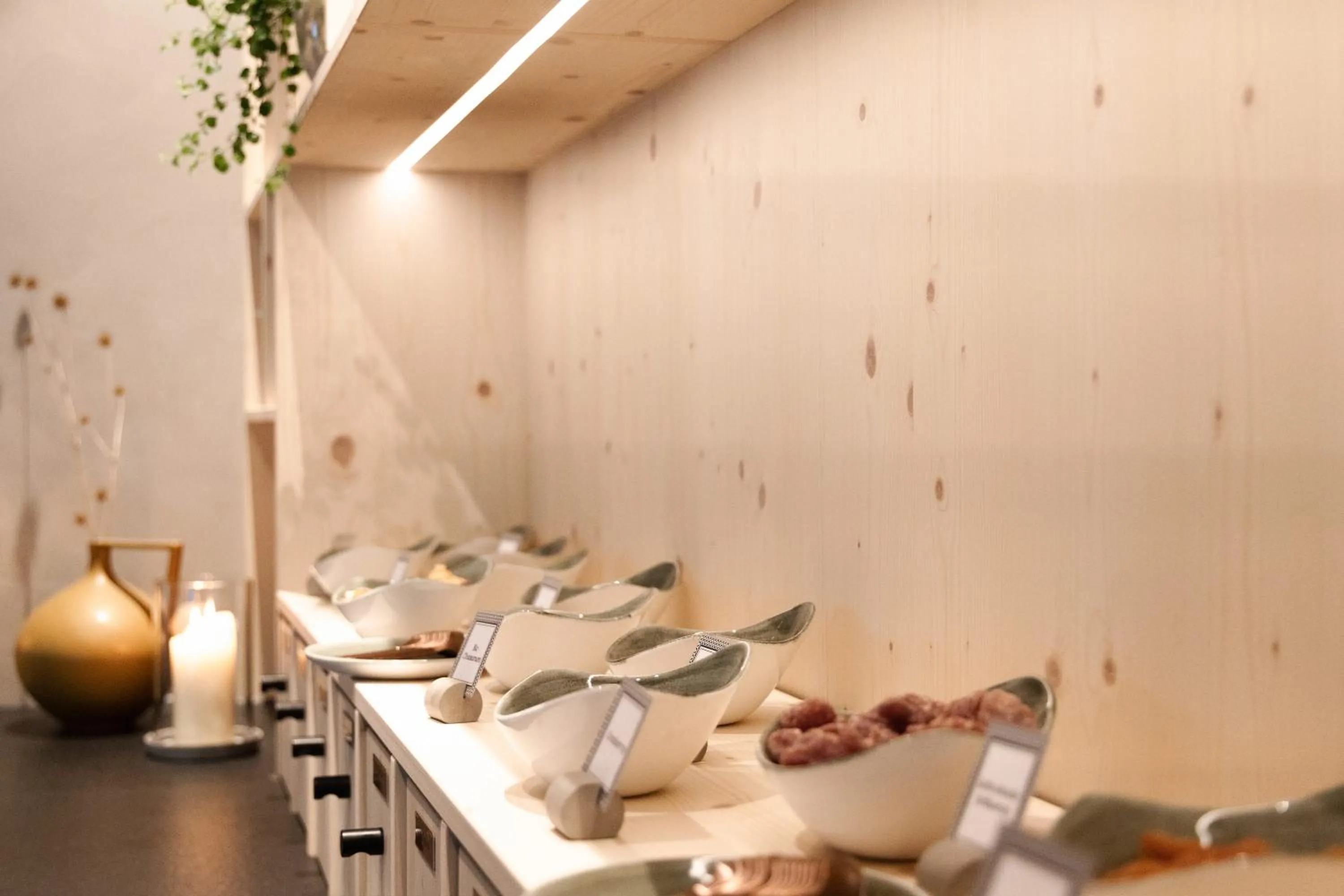 Restaurant/places to eat in Amrai Suites