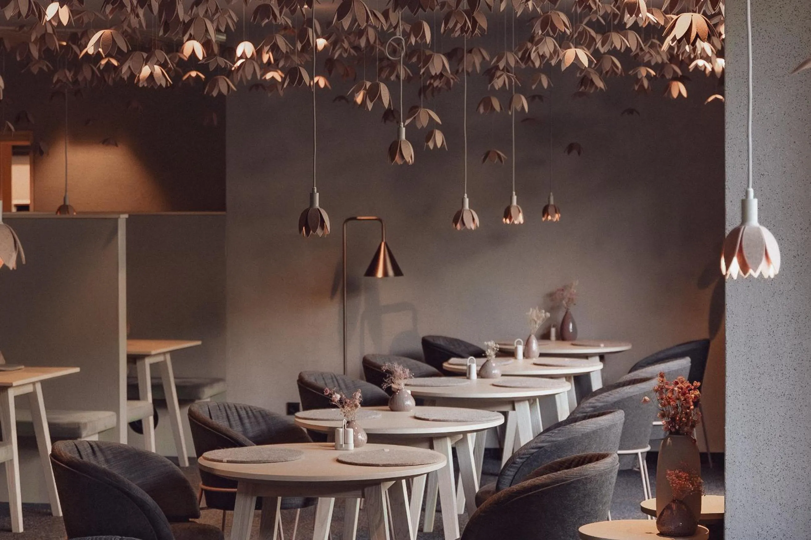 Restaurant/places to eat in Amrai Suites