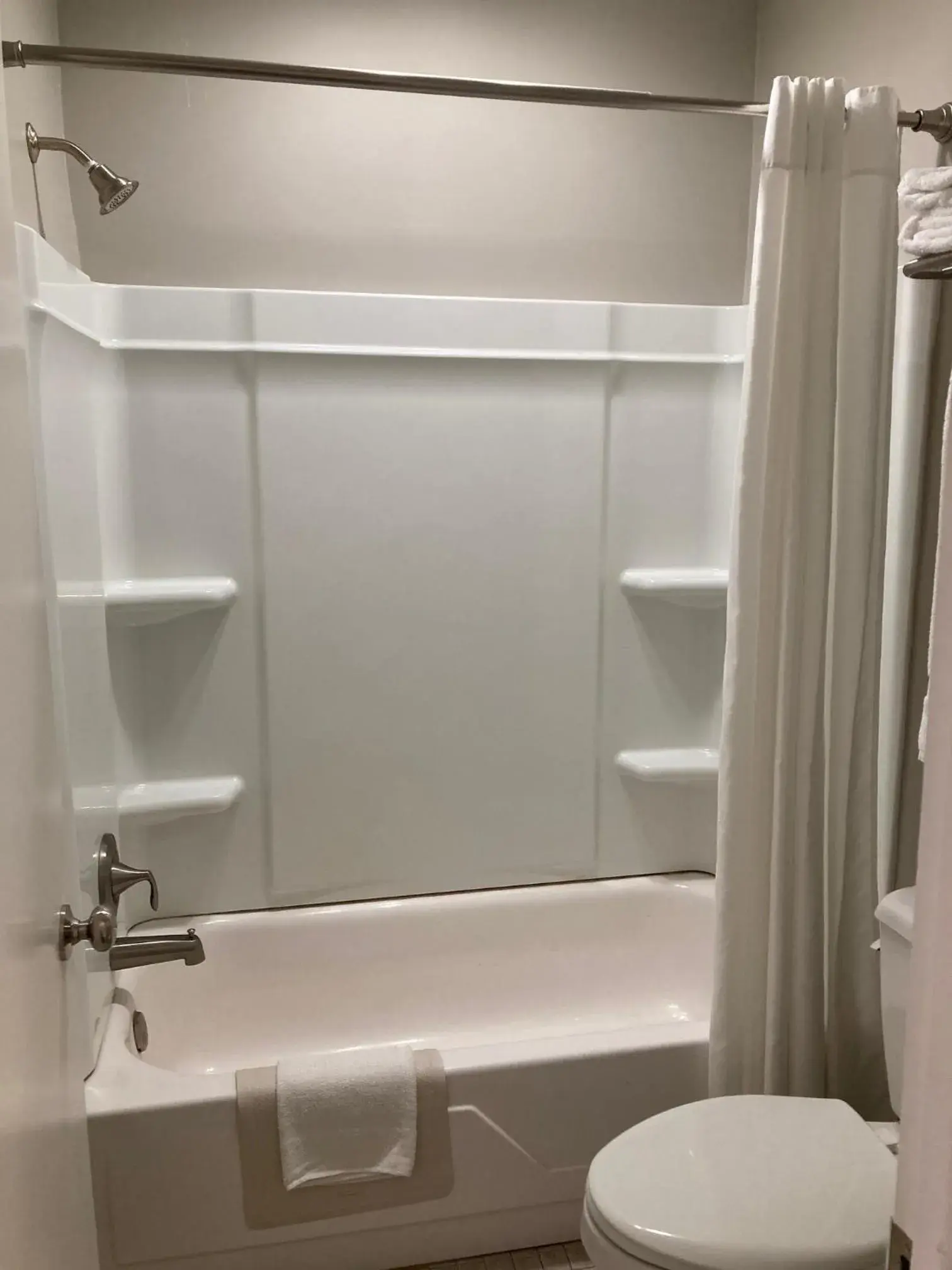 Standard Queen Room in Country Squire Inn and Suites Standard Queen Room in Country Squire Inn and Suites