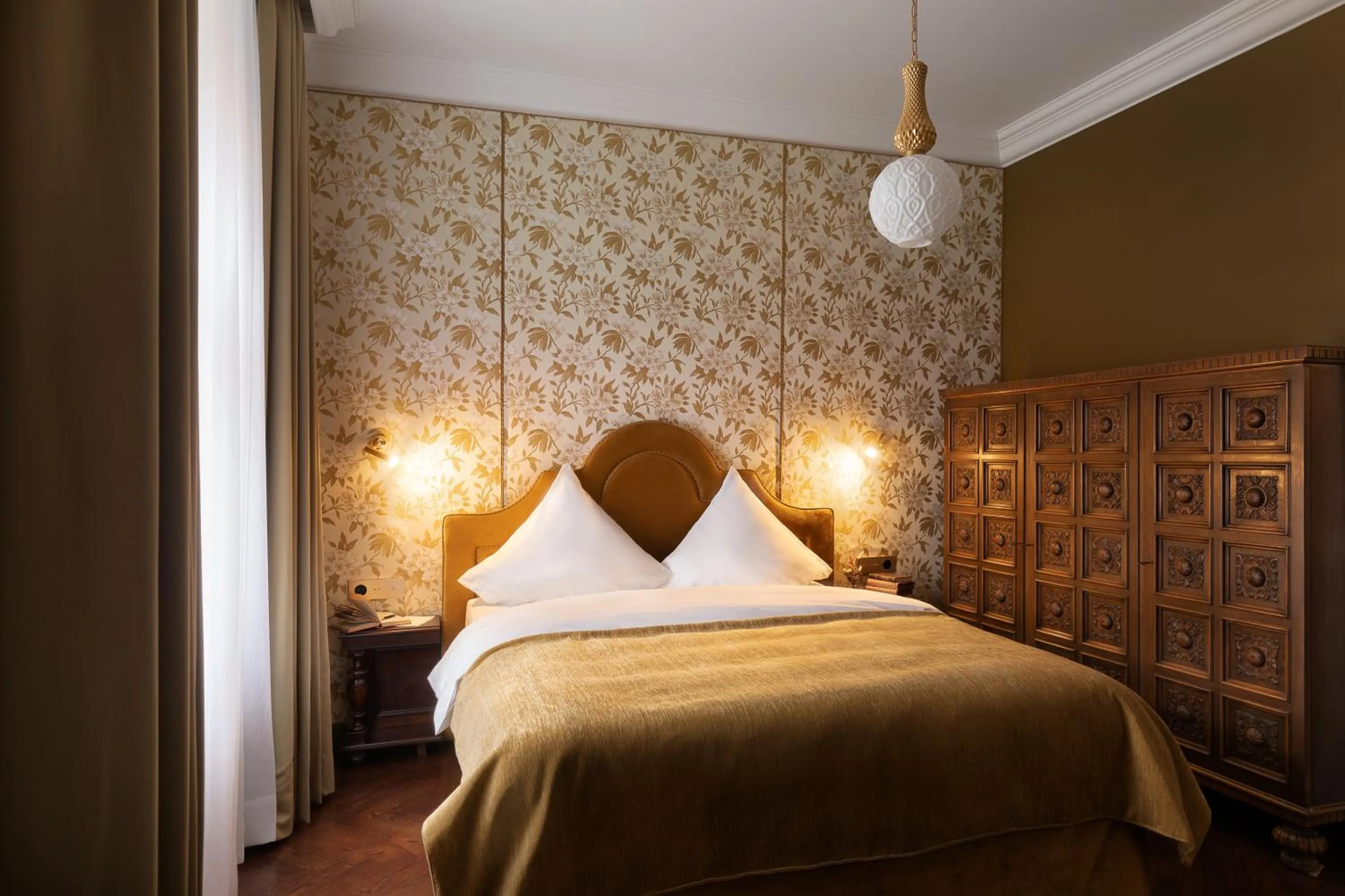 Bedroom, Bed in Schloßhotel Althörnitz Neubau