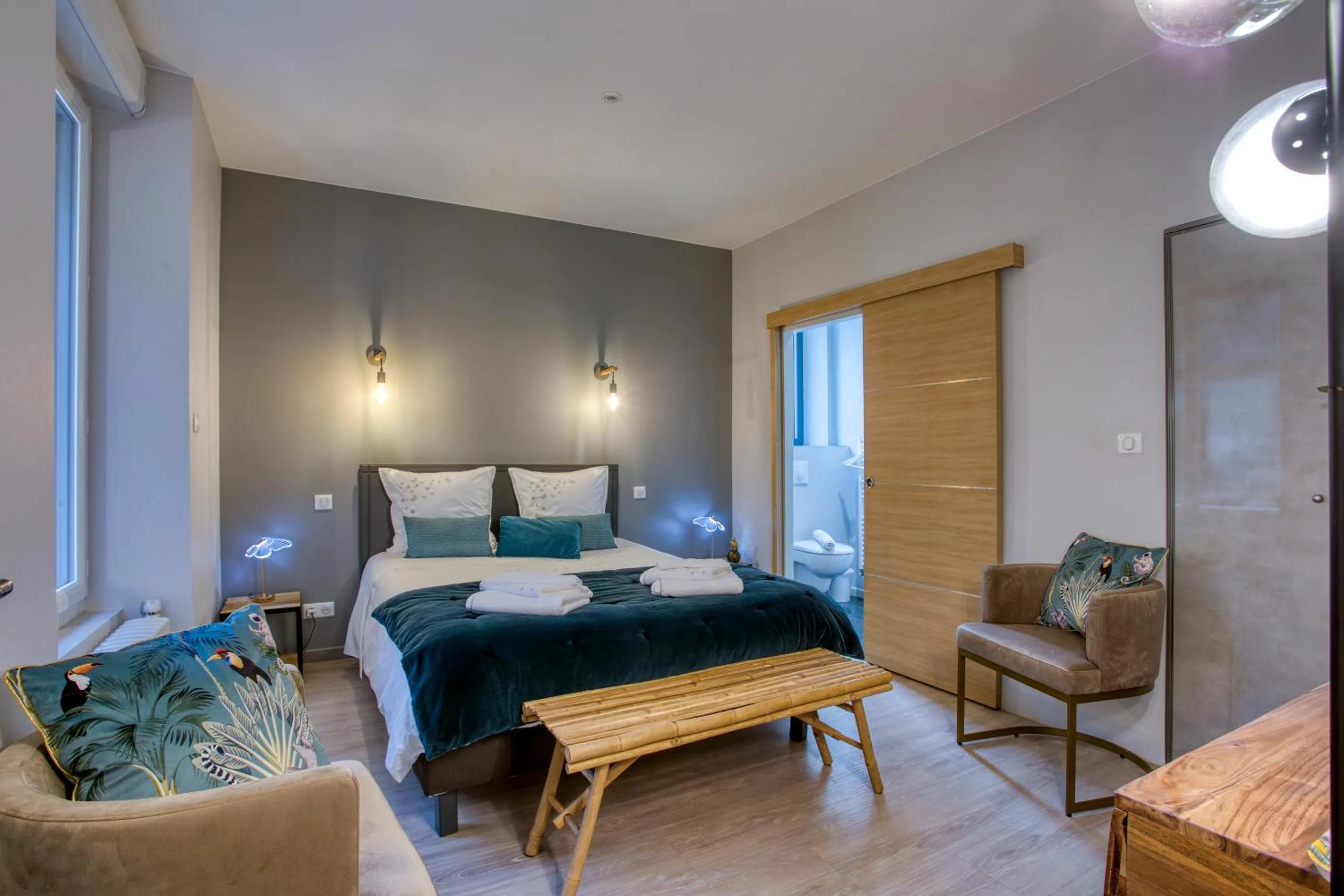 Bed in O'Myosotis - 400m Centre Historique - Parking Gratuit - Piscine et Jardin