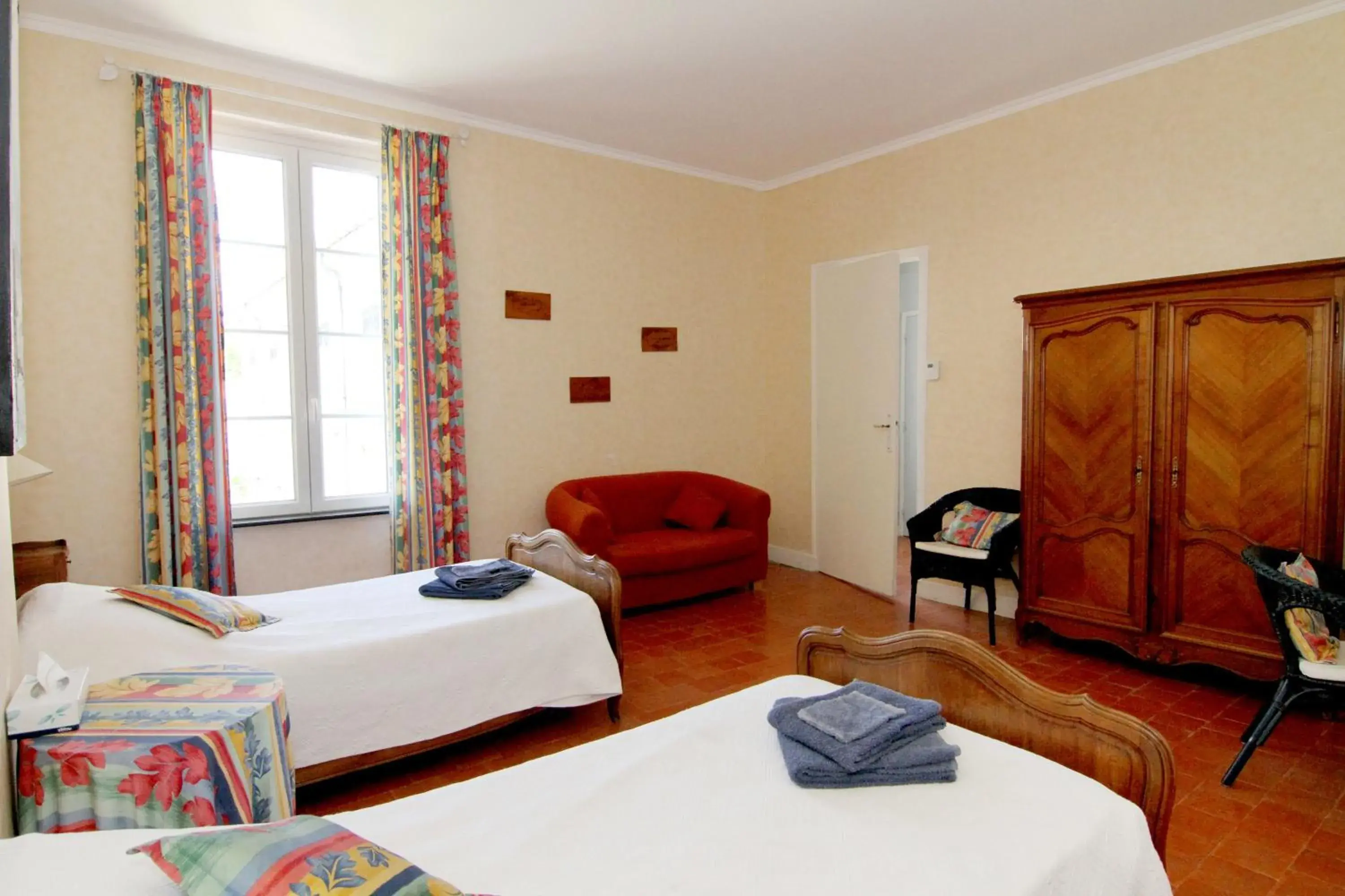 Classic Twin Room in Les Volets Bleus Classic Twin Room in Les Volets Bleus