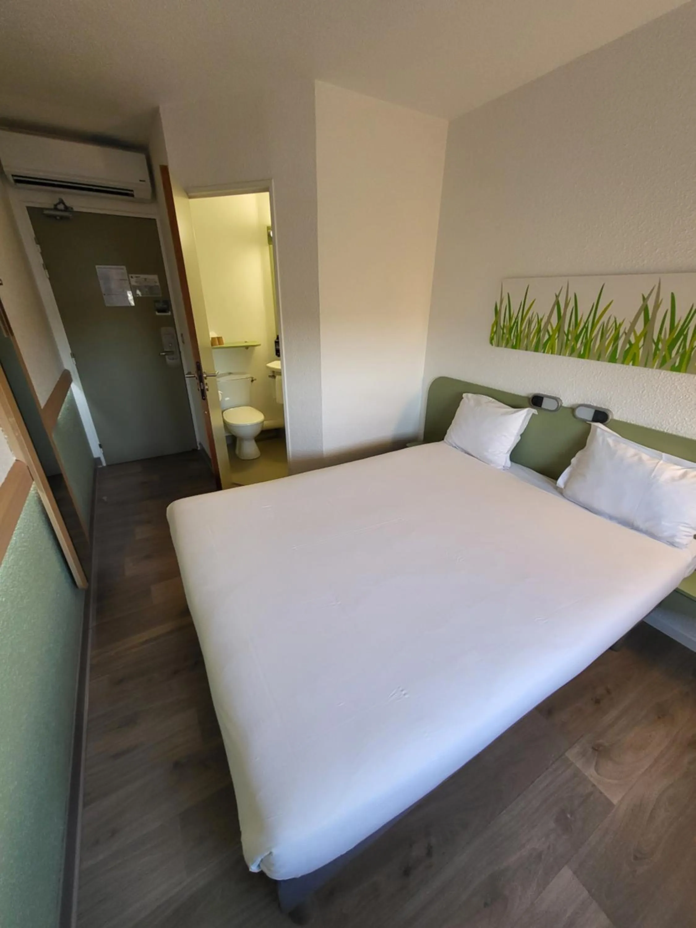 Property building, Bed in Ibis Budget Marseille Valentine