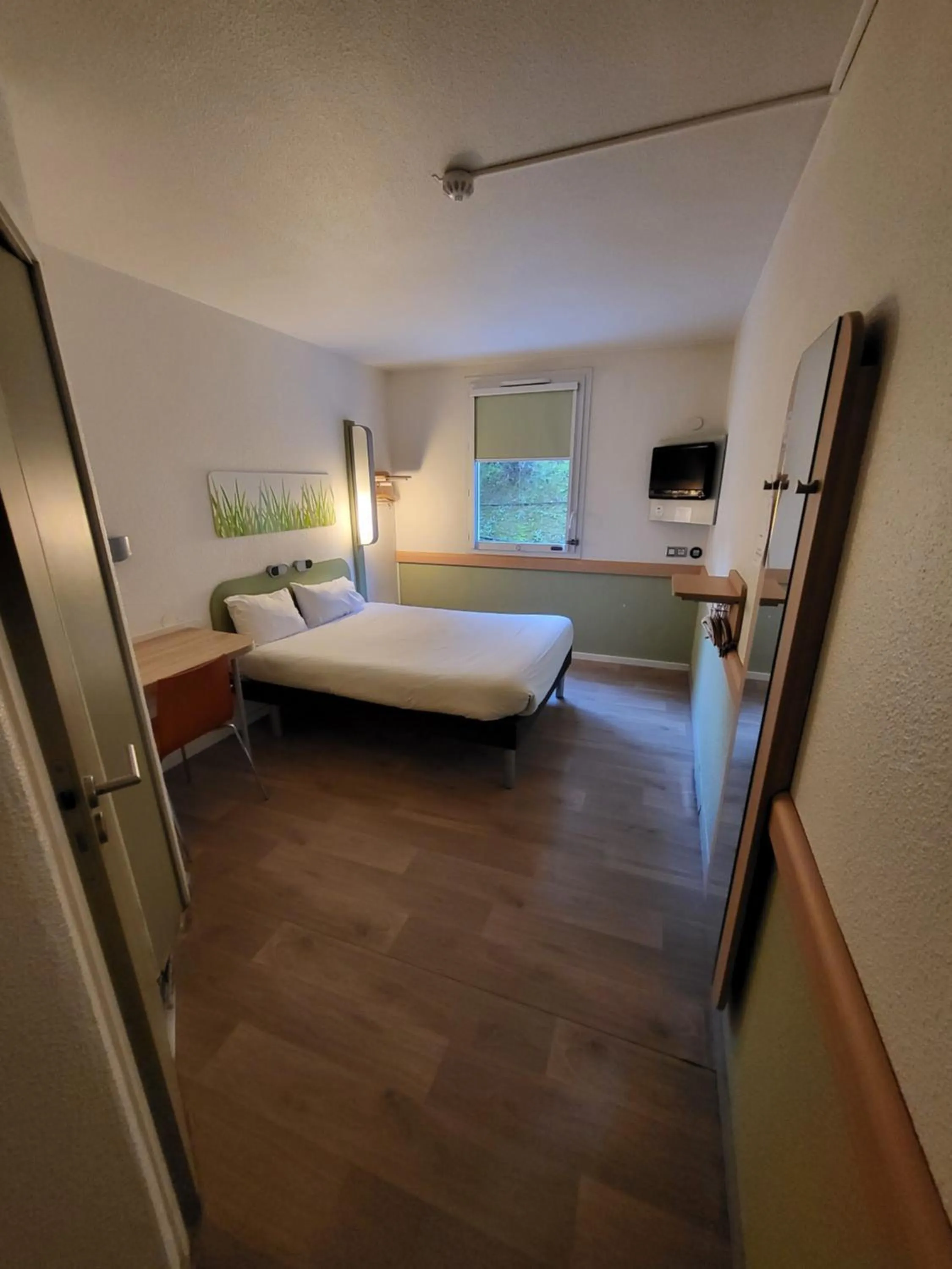 Property building, Bed in Ibis Budget Marseille Valentine