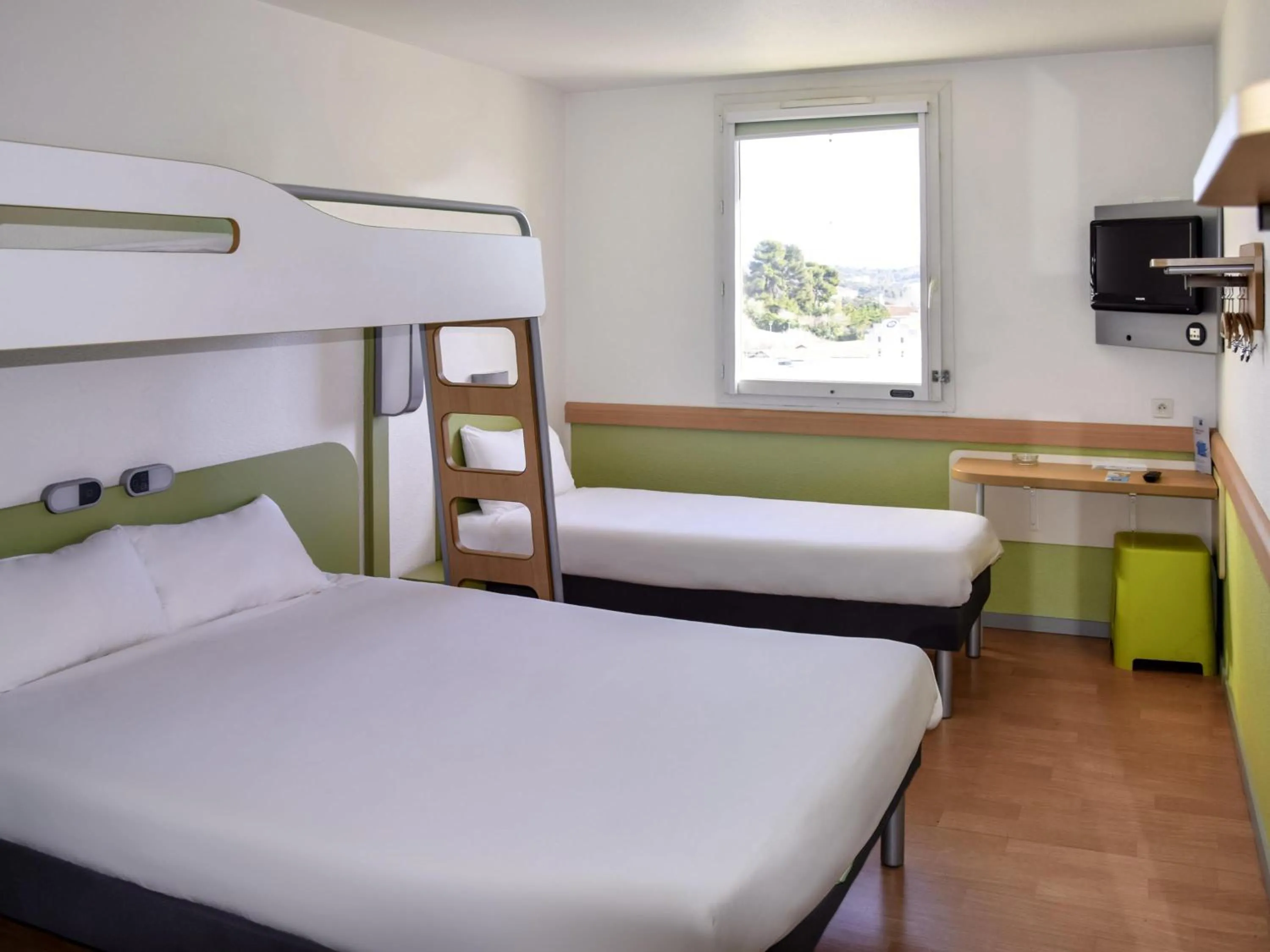 Bedroom, Bed in Ibis Budget Marseille Valentine