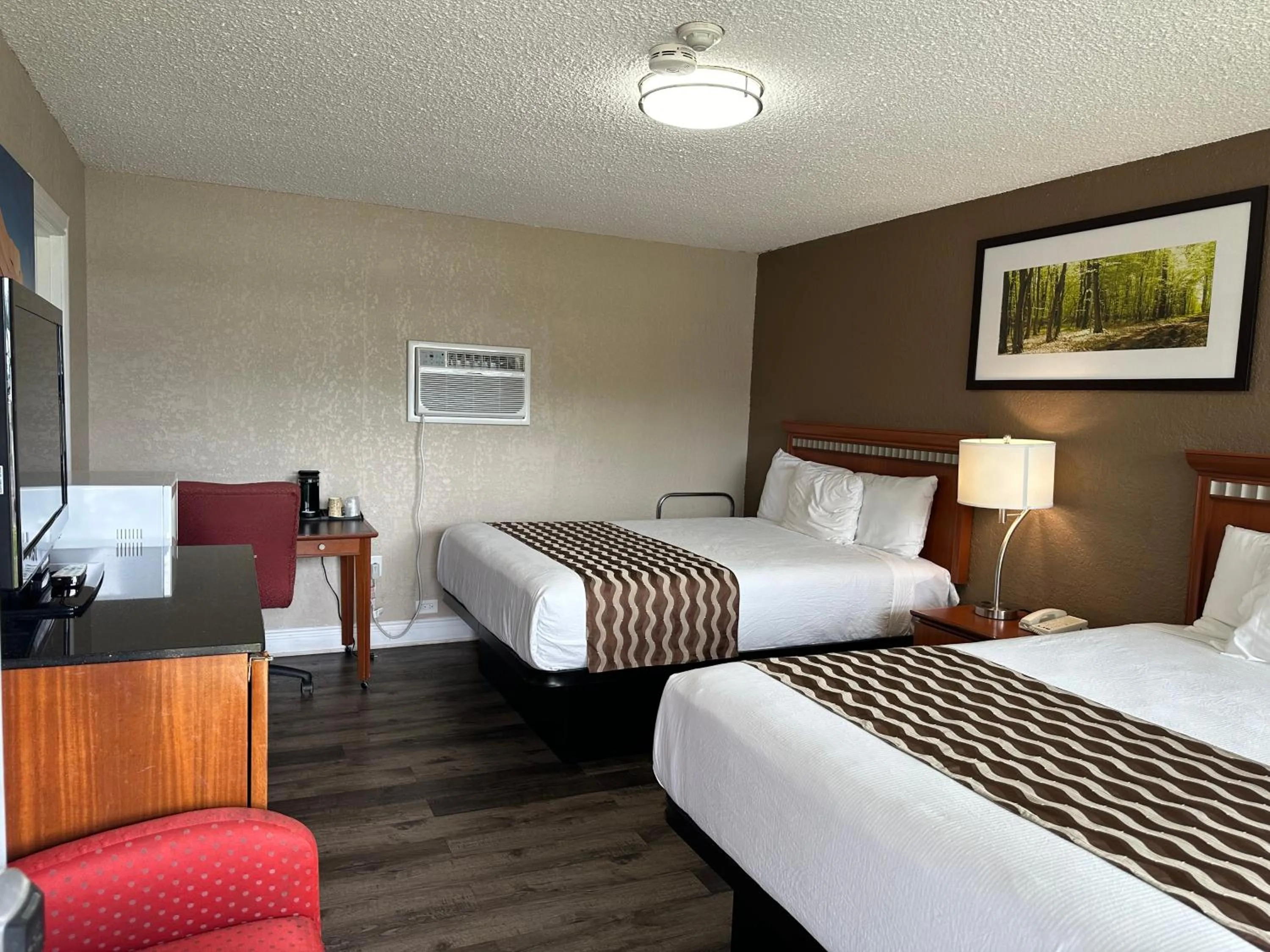 Bed in Champlain Motor Inn