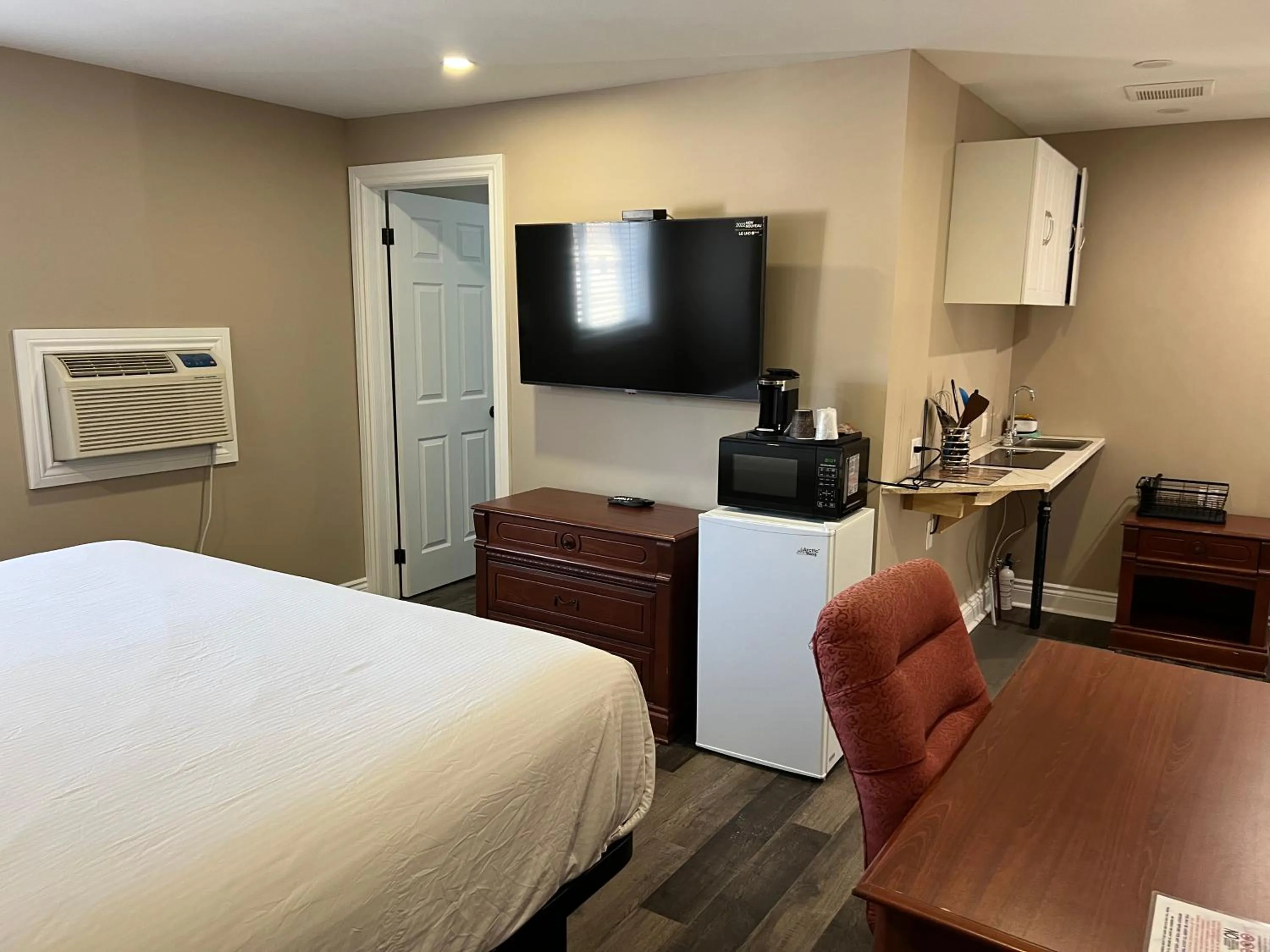 Bed in Champlain Motor Inn