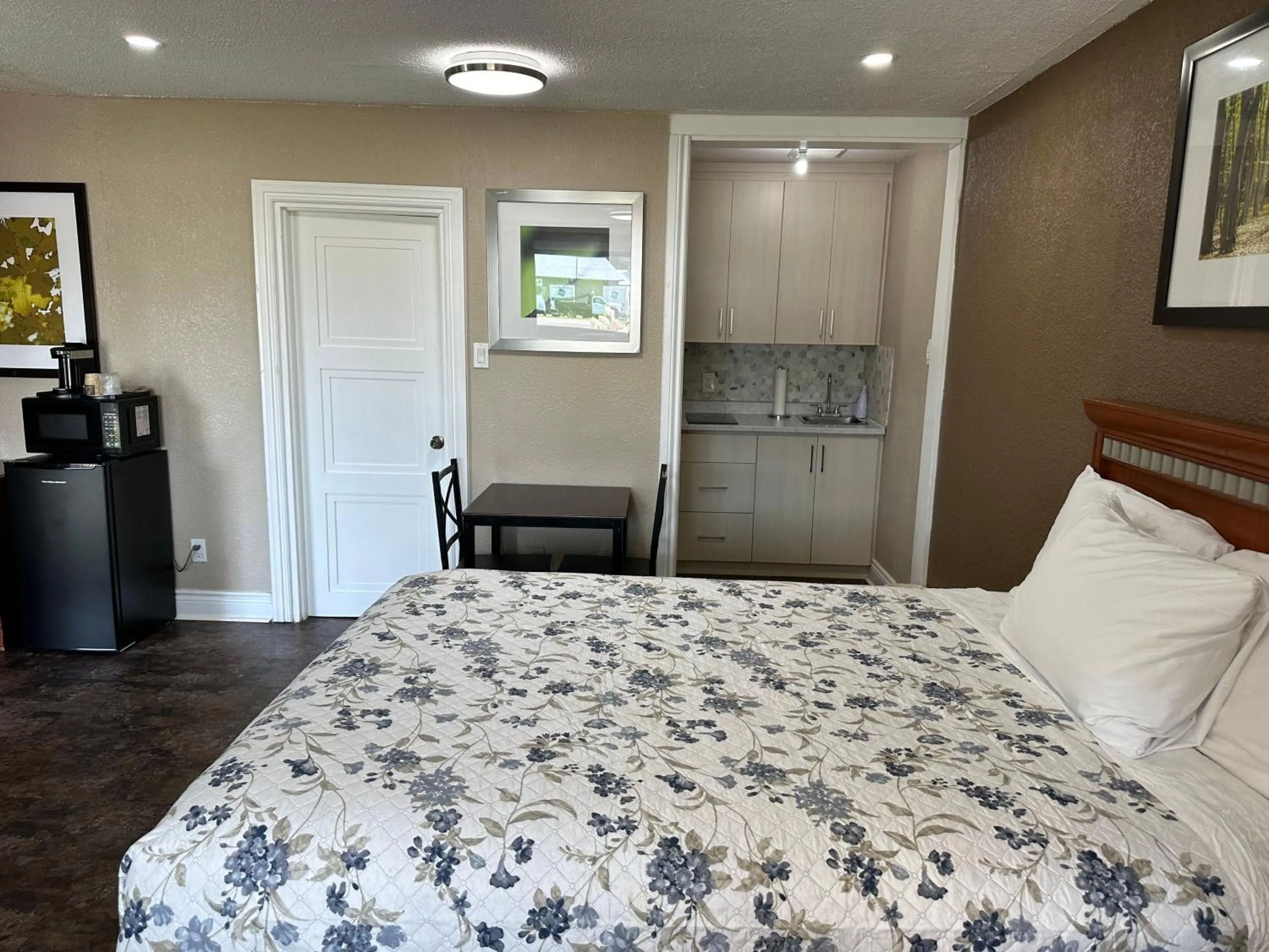 Bed in Champlain Motor Inn