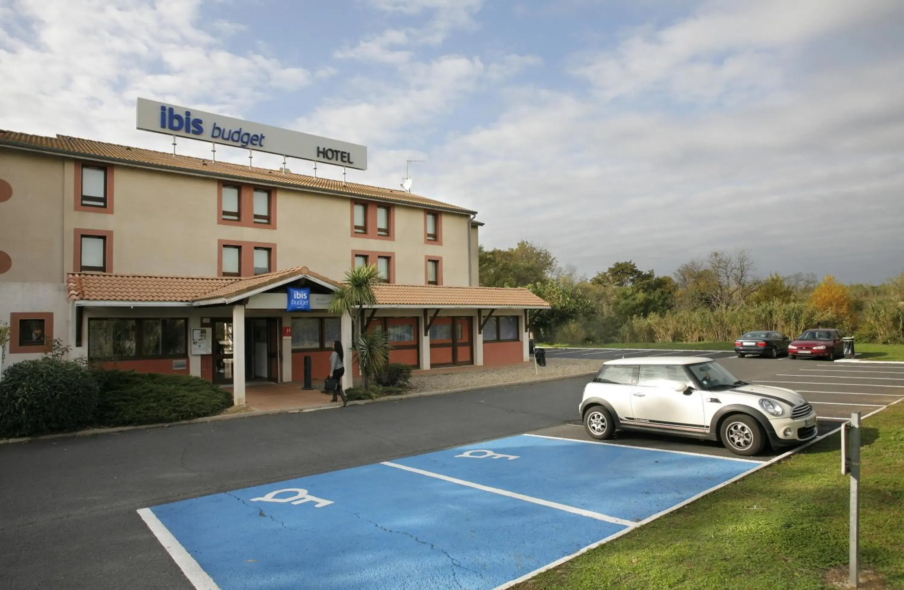 Facade/entrance in Ibis budget Béziers Est Mediterranée A9 / A75 Facade/entrance in Ibis budget Béziers Est Mediterranée A9 / A75