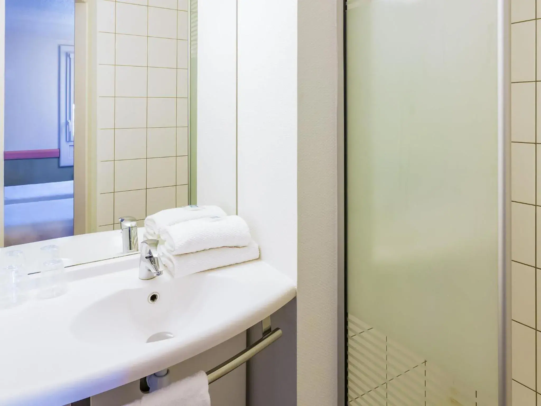 Bedroom in Ibis budget Béziers Est Mediterranée A9 / A75 Bedroom in Ibis budget Béziers Est Mediterranée A9 / A75