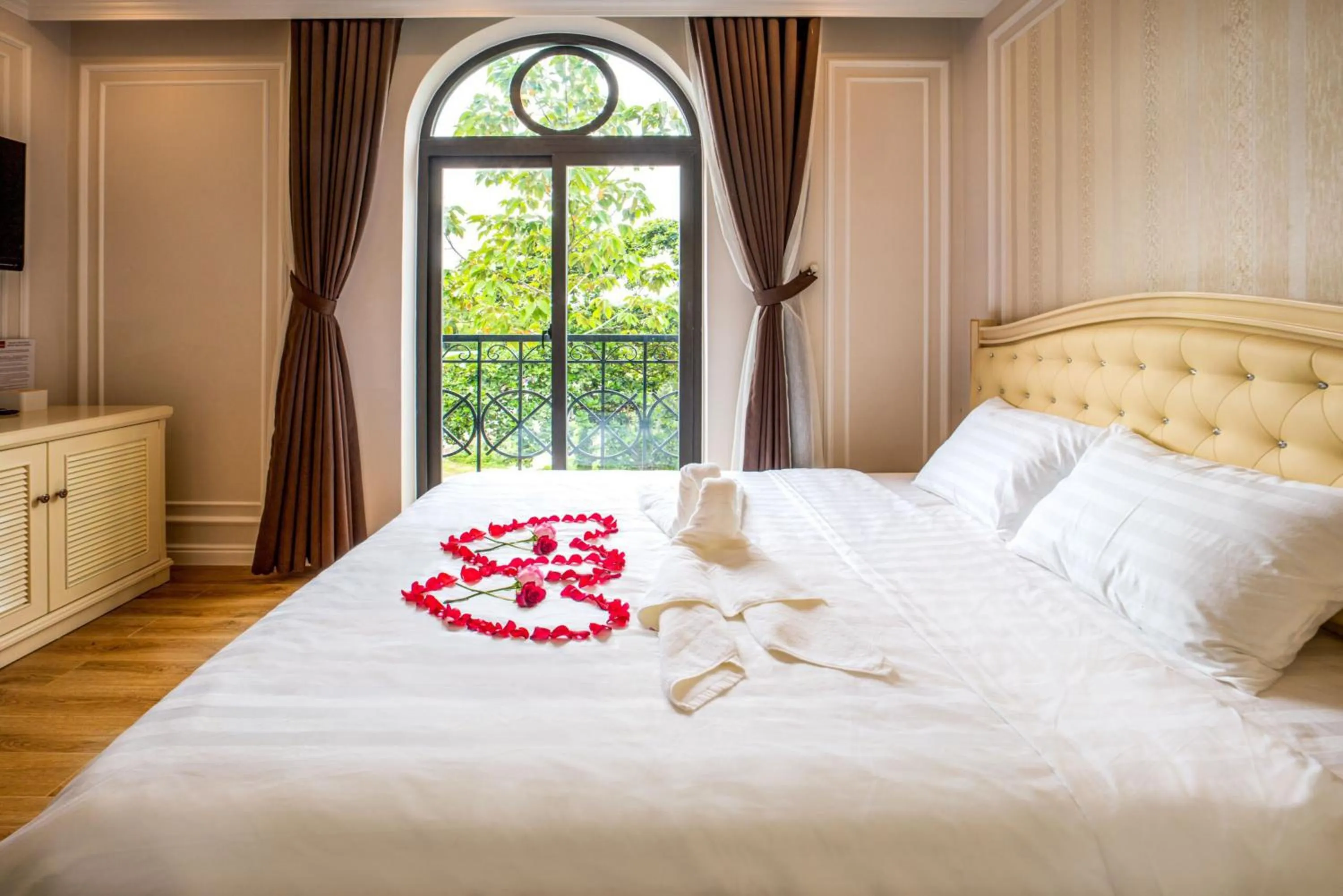 Bedroom, Bed in Maya Hotel 2